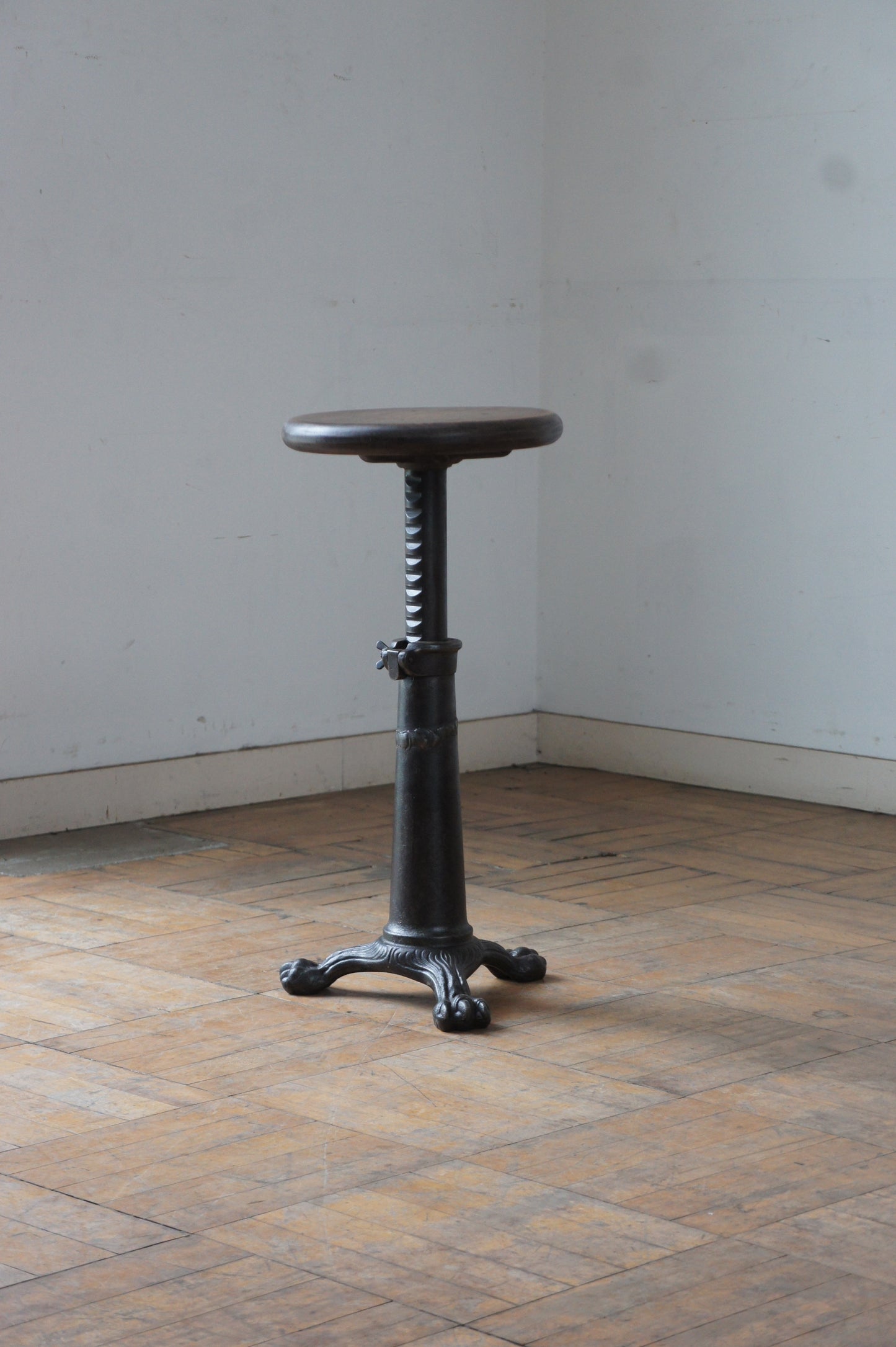 SINGER Stool / Claw foot