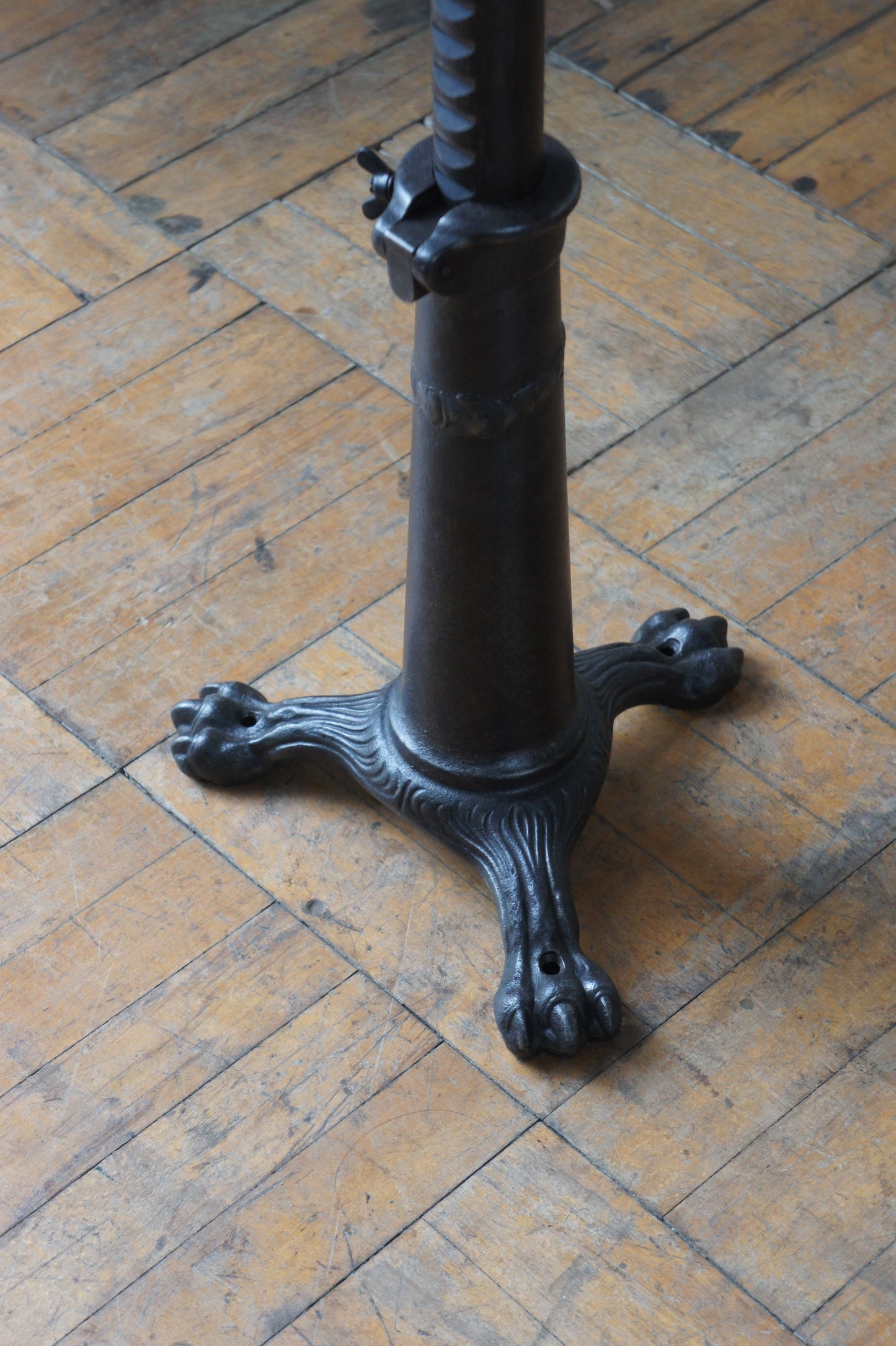 SINGER Stool / Claw foot