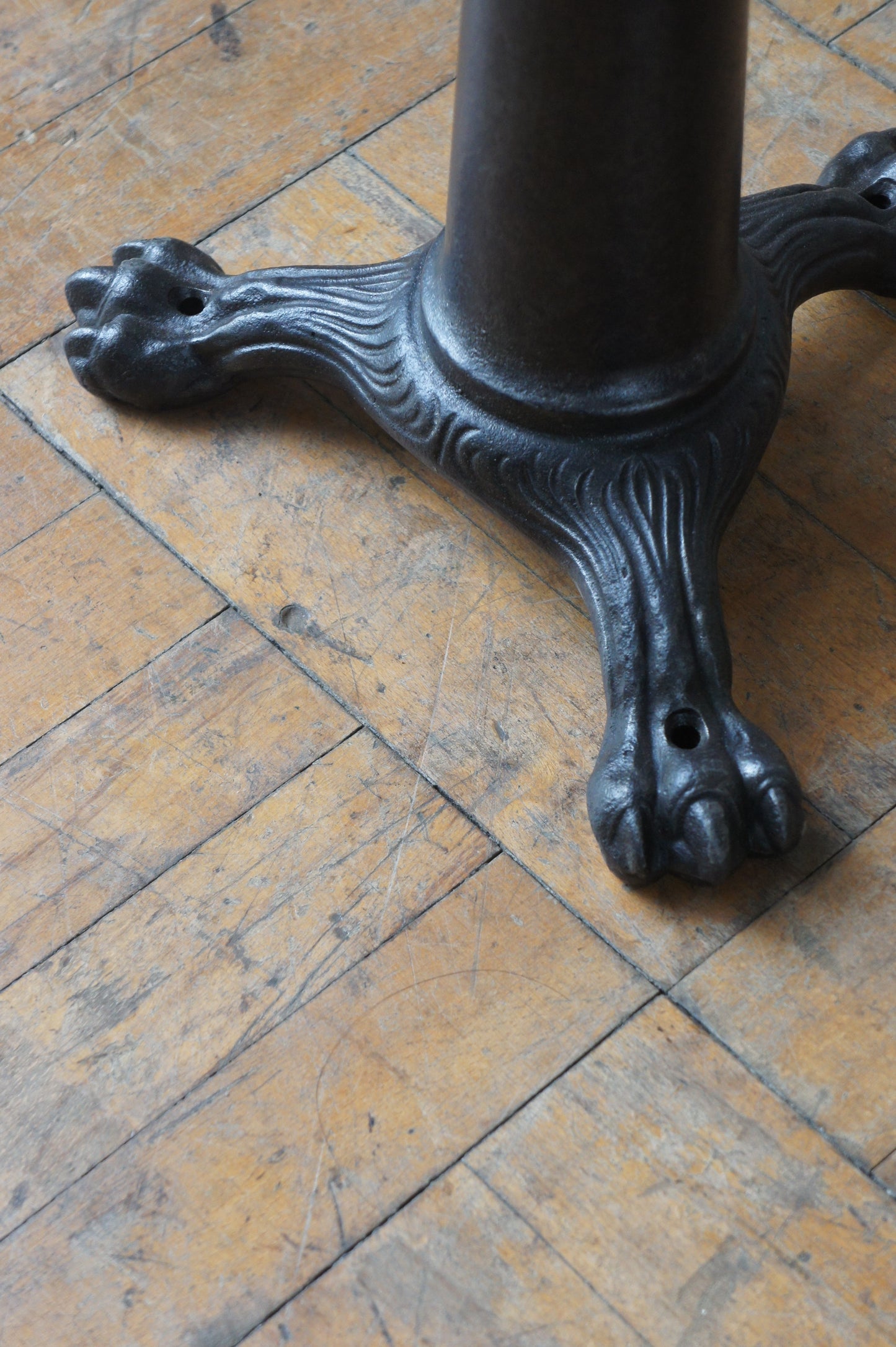 SINGER Stool / Claw foot