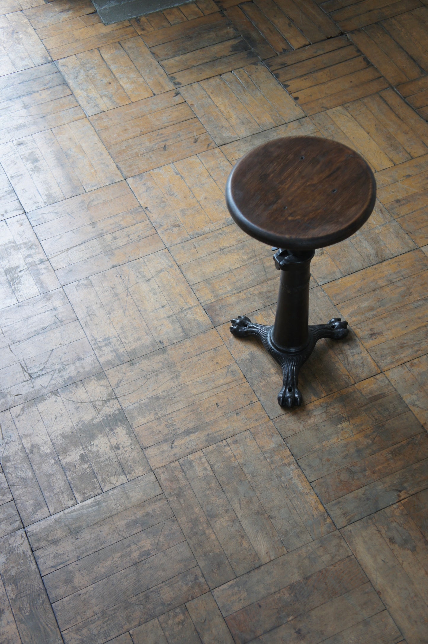 SINGER Stool / Claw foot