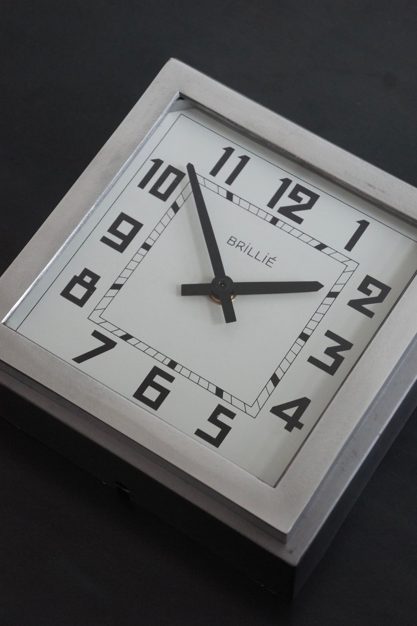BRILLIÉ Wall clock / carré brut