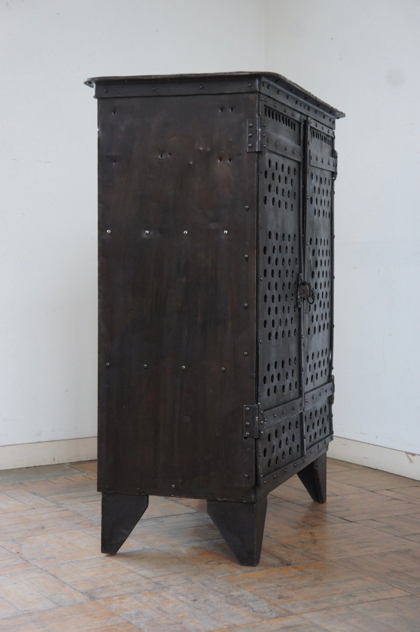 Metal storage cabinet