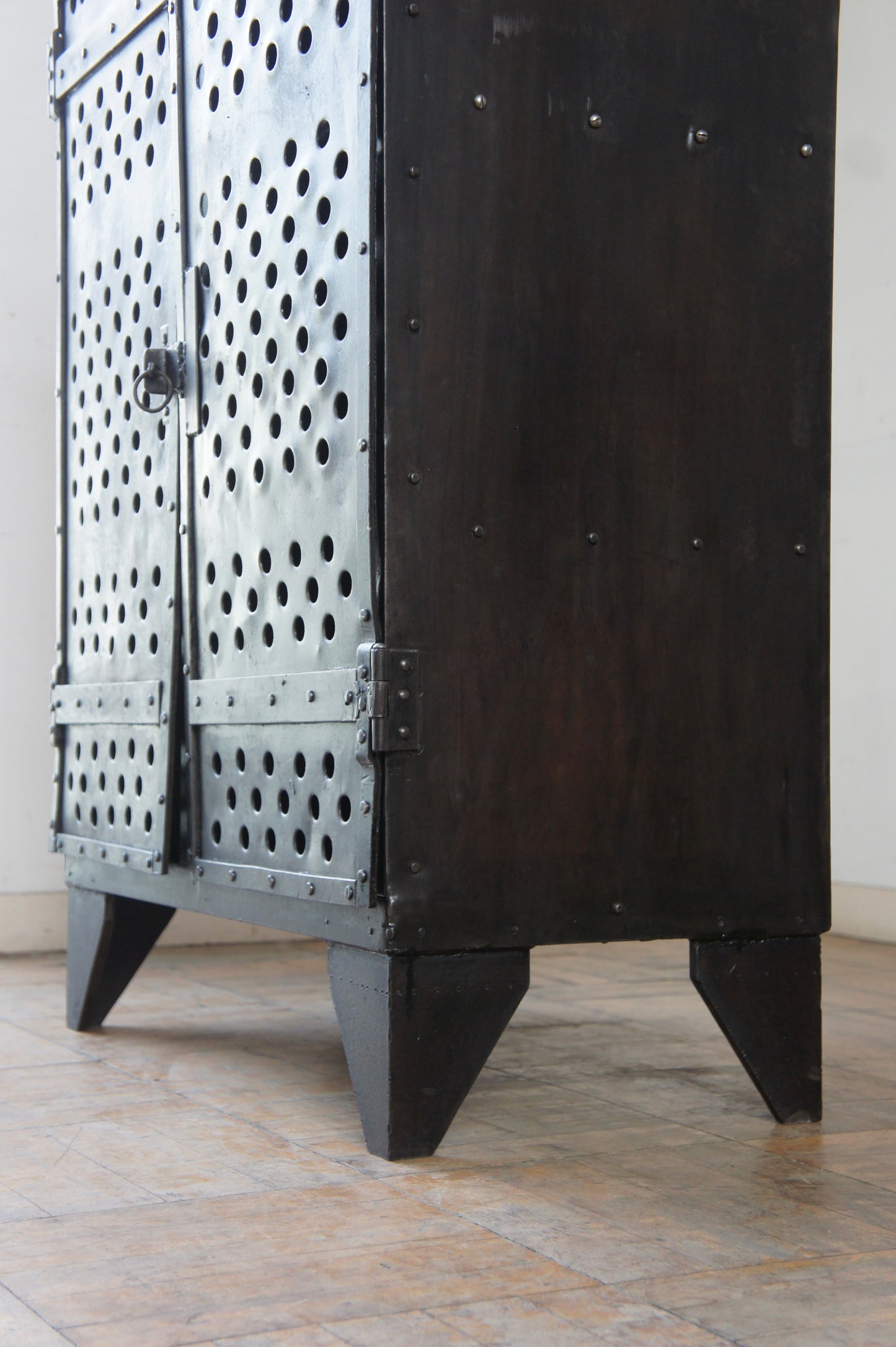 Metal storage cabinet