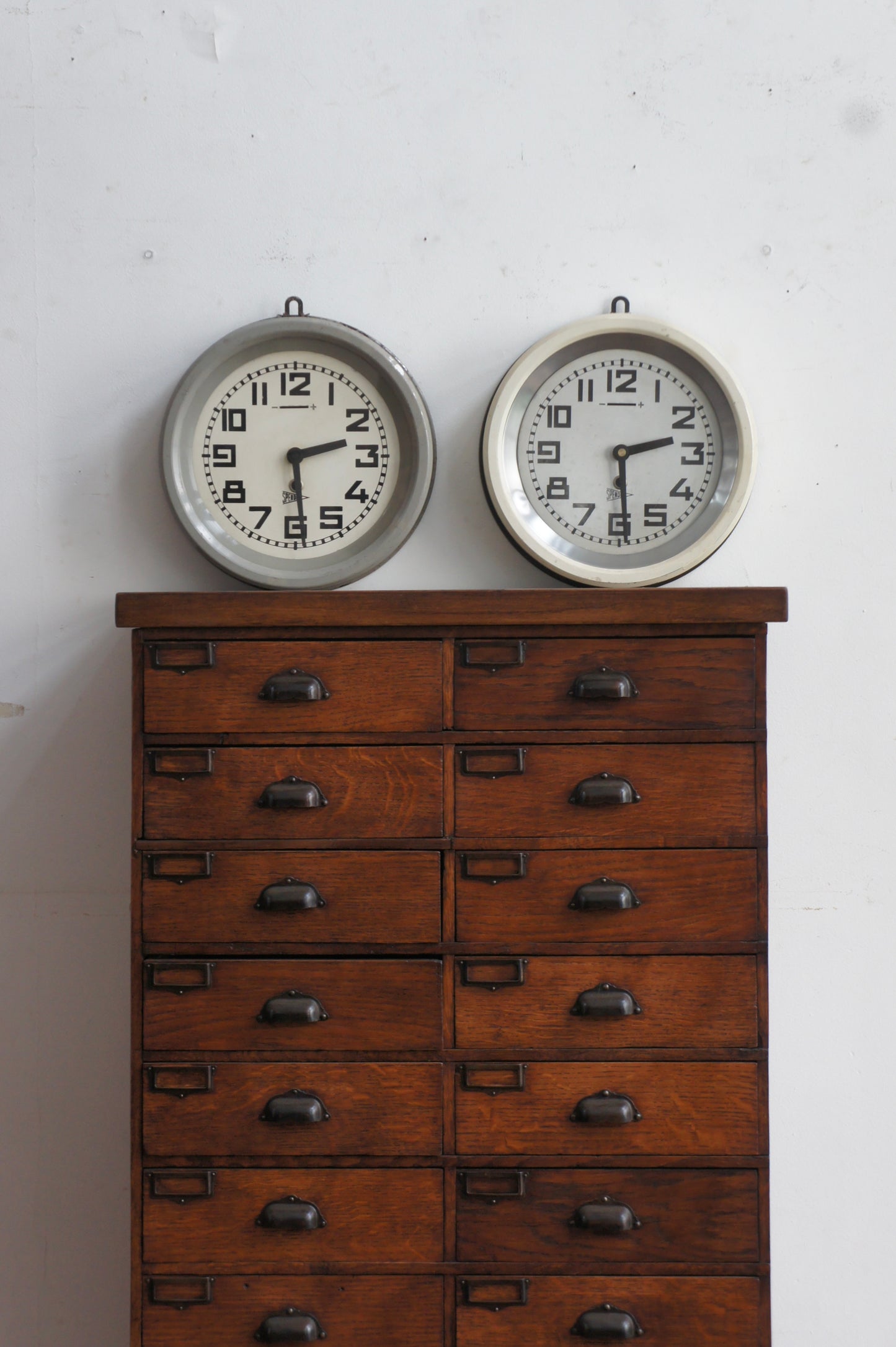 SPENDIA Wall clock / gris