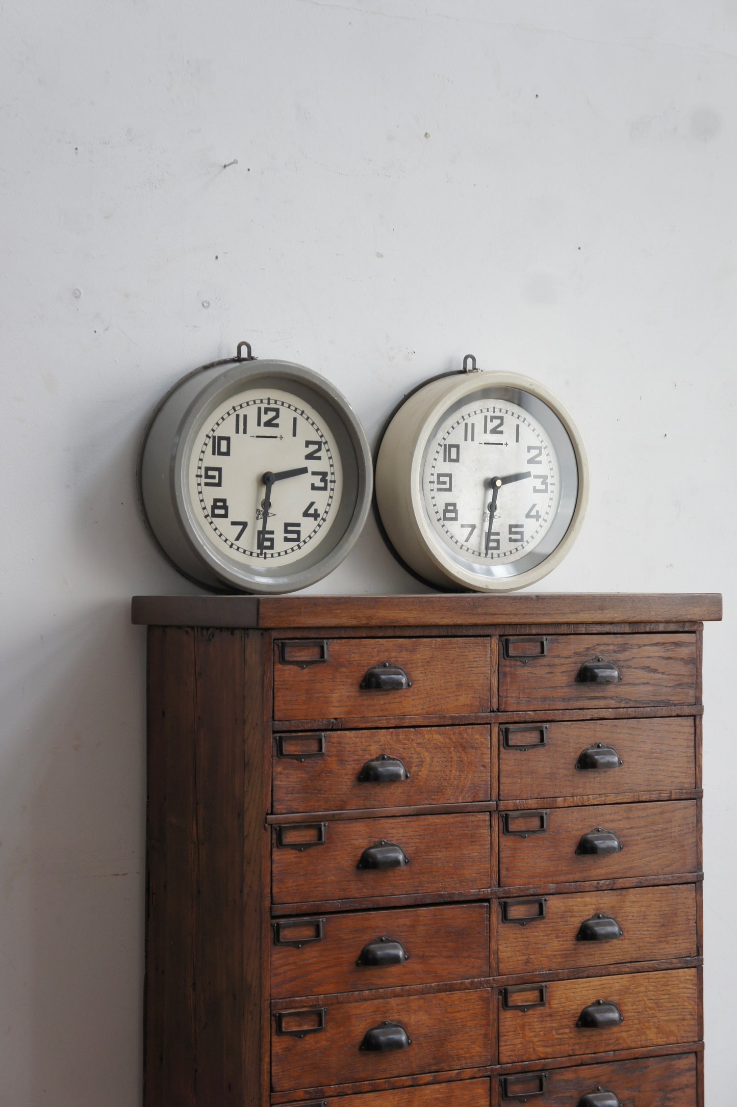 SPENDIA Wall clock / gris