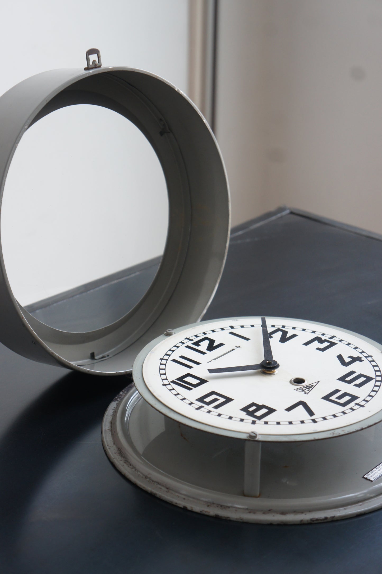 SPENDIA Wall clock / gris