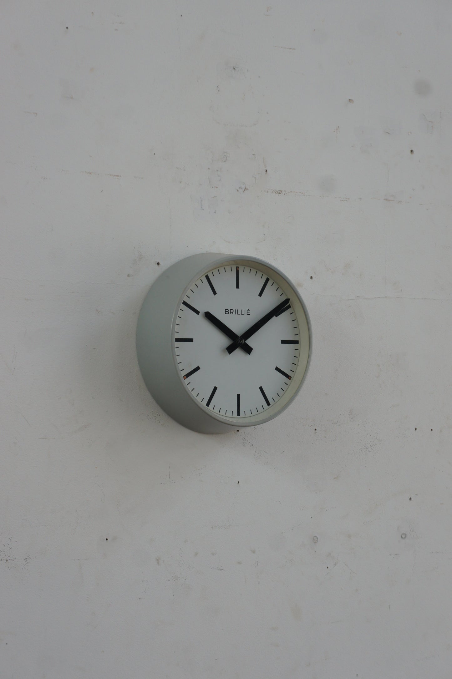 BRILLIÉ Wall Clock / gris clair