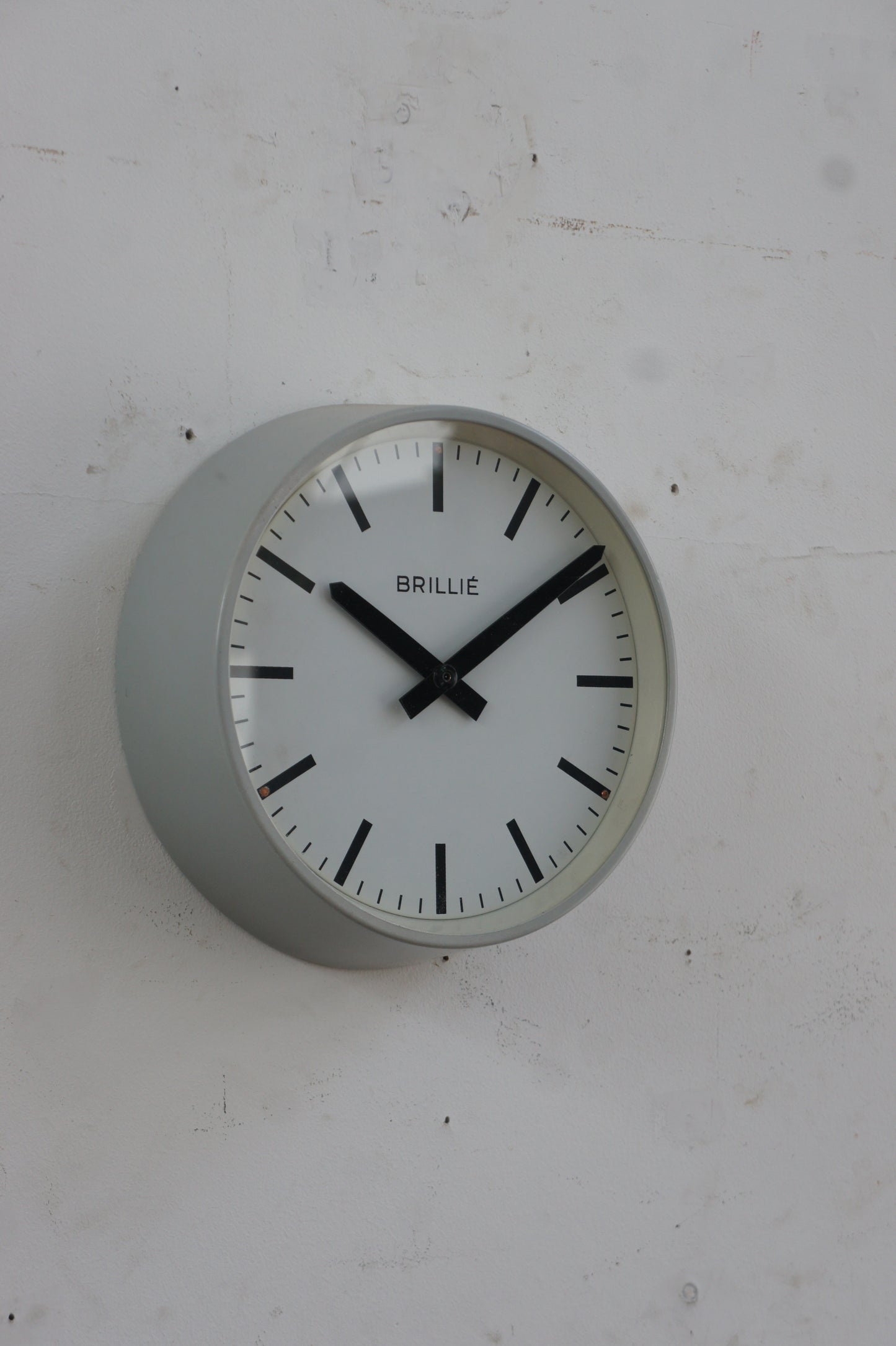 BRILLIÉ Wall Clock / gris clair