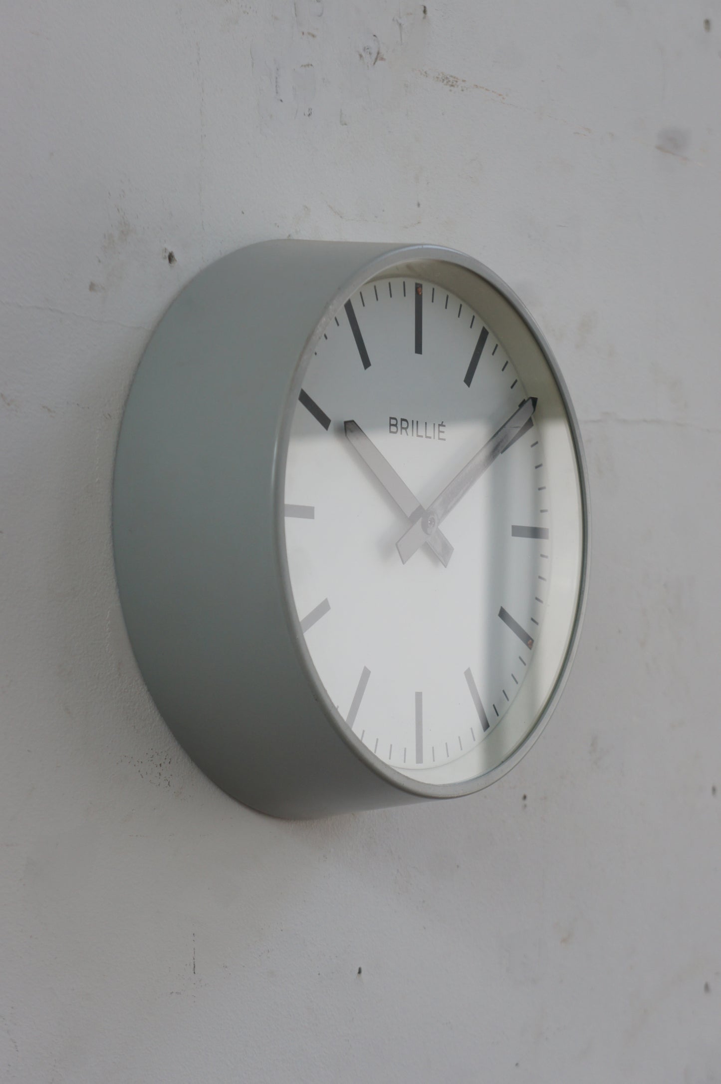 BRILLIÉ Wall Clock / gris clair