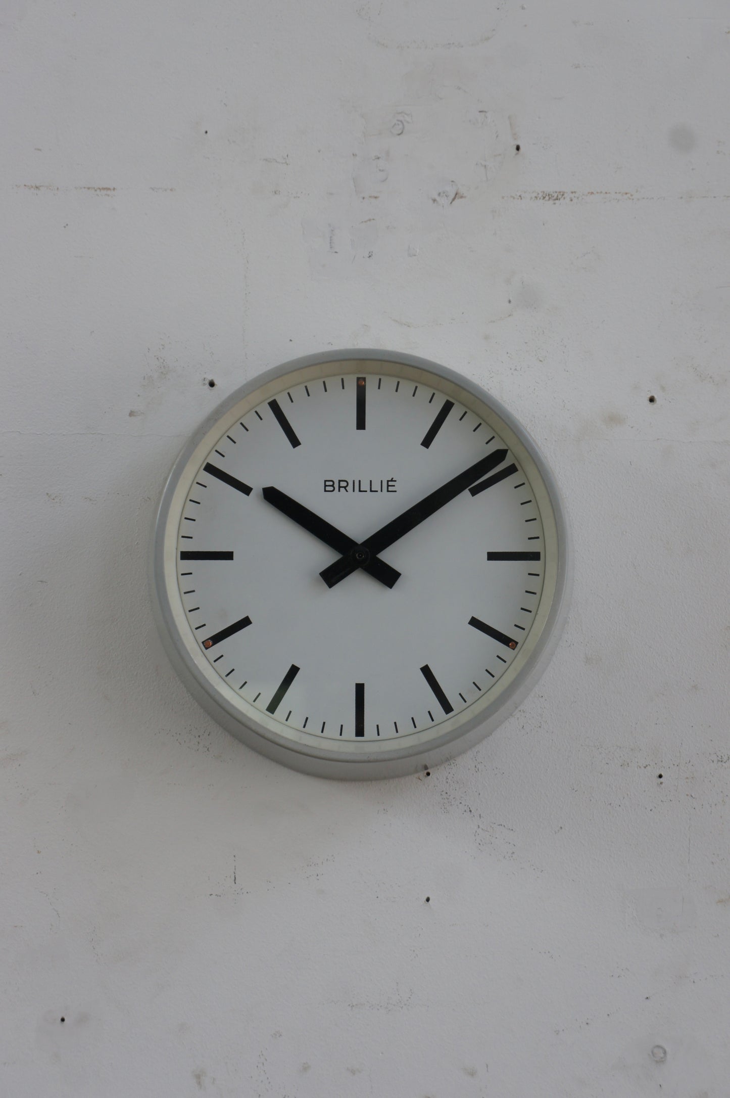 BRILLIÉ Wall Clock / gris clair