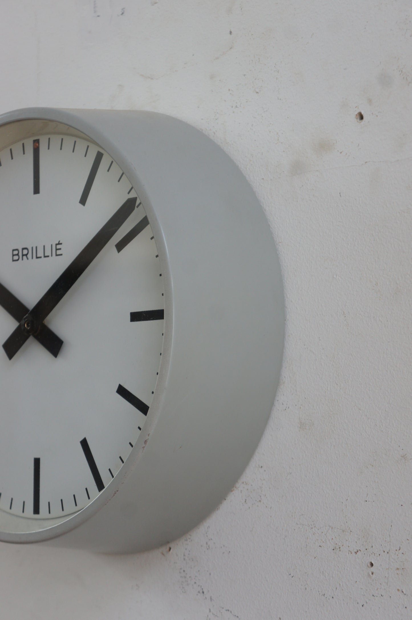 BRILLIÉ Wall Clock / gris clair