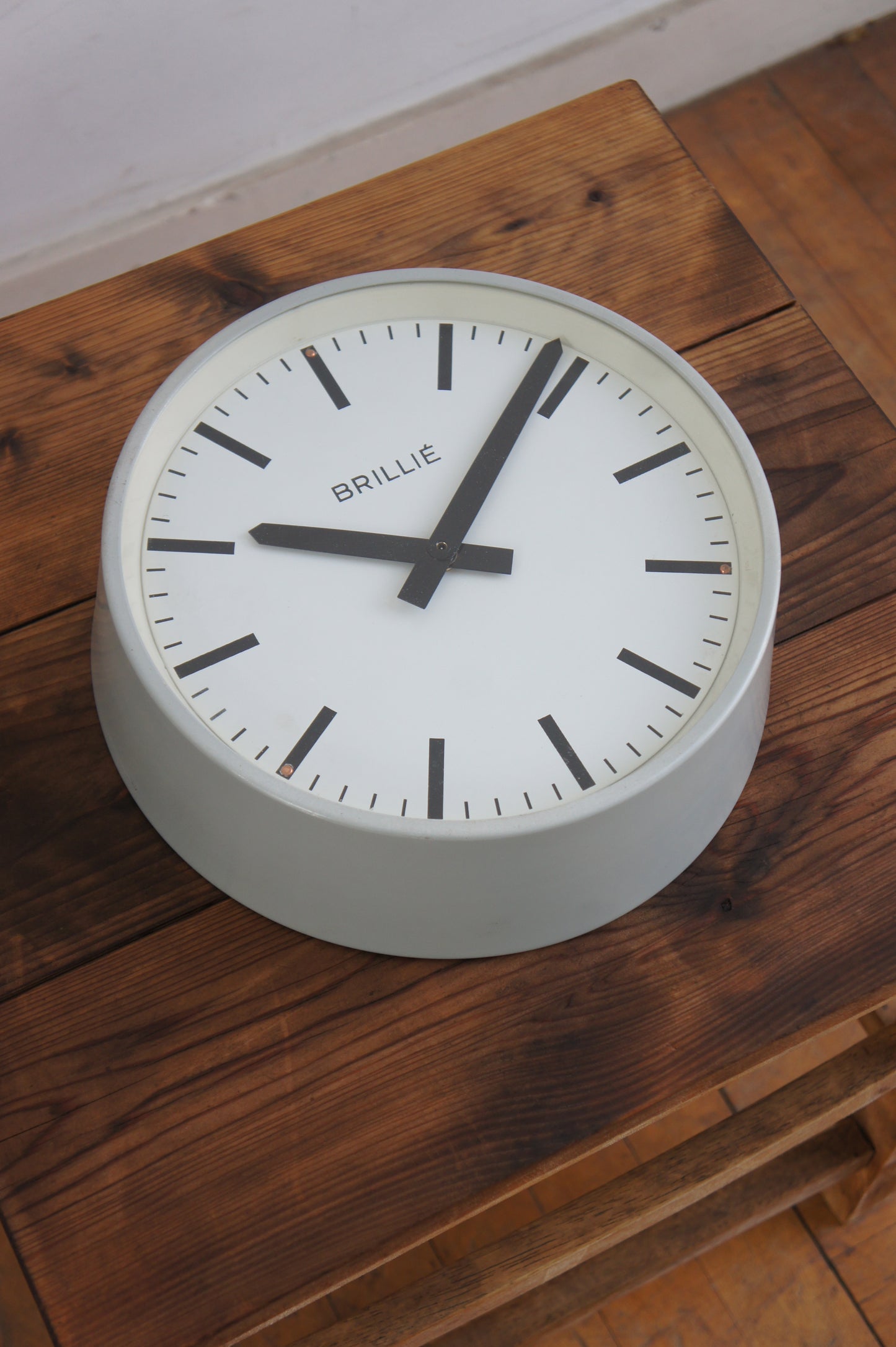 BRILLIÉ Wall Clock / gris clair