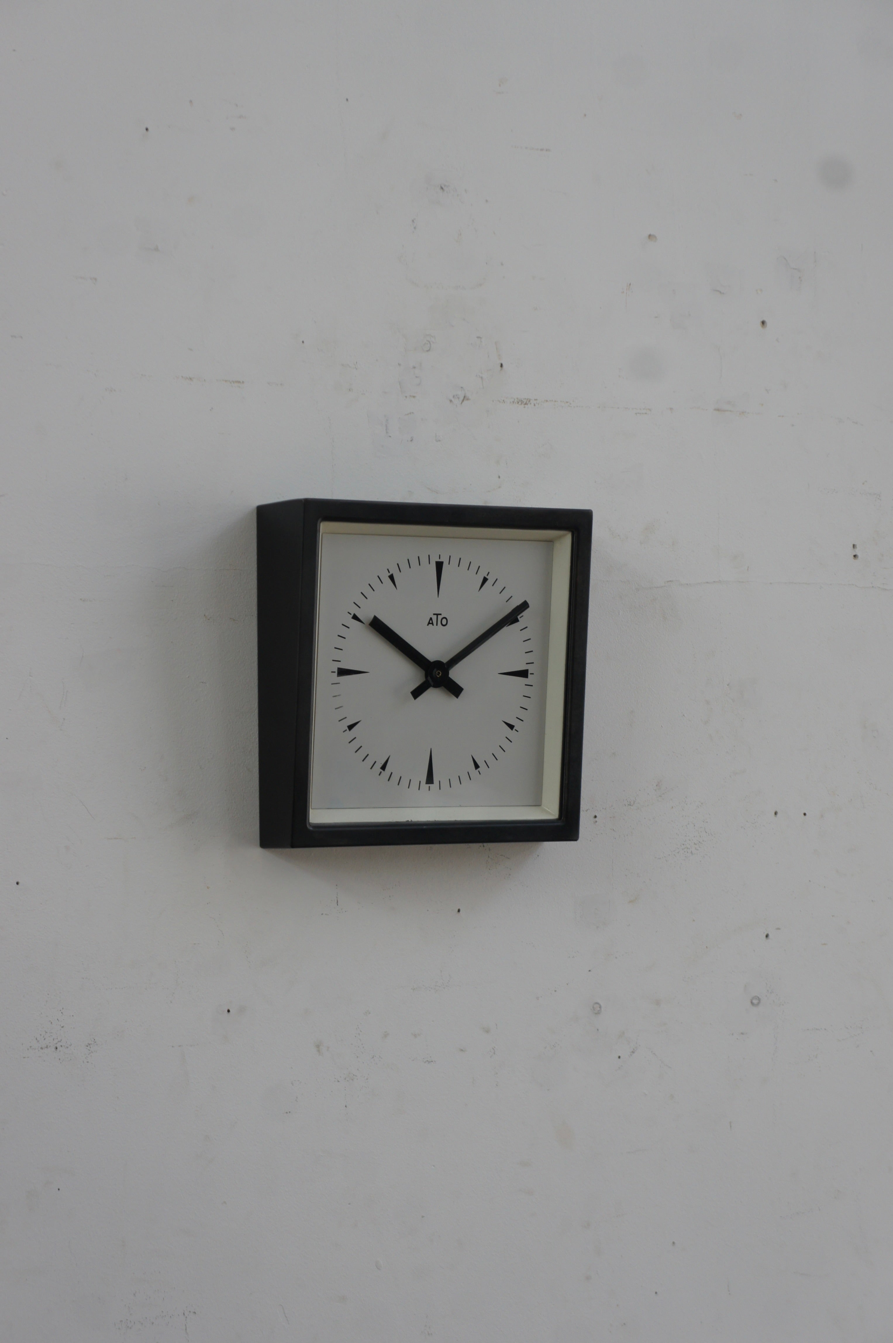 ATO Wall Clock / carré noir – fertravail