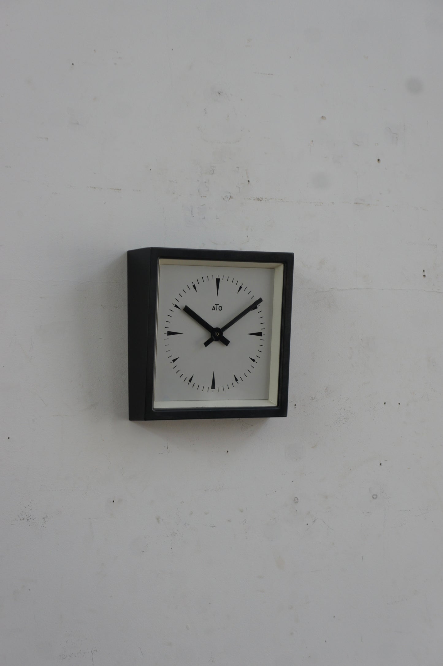 ATO Wall Clock / carré noir