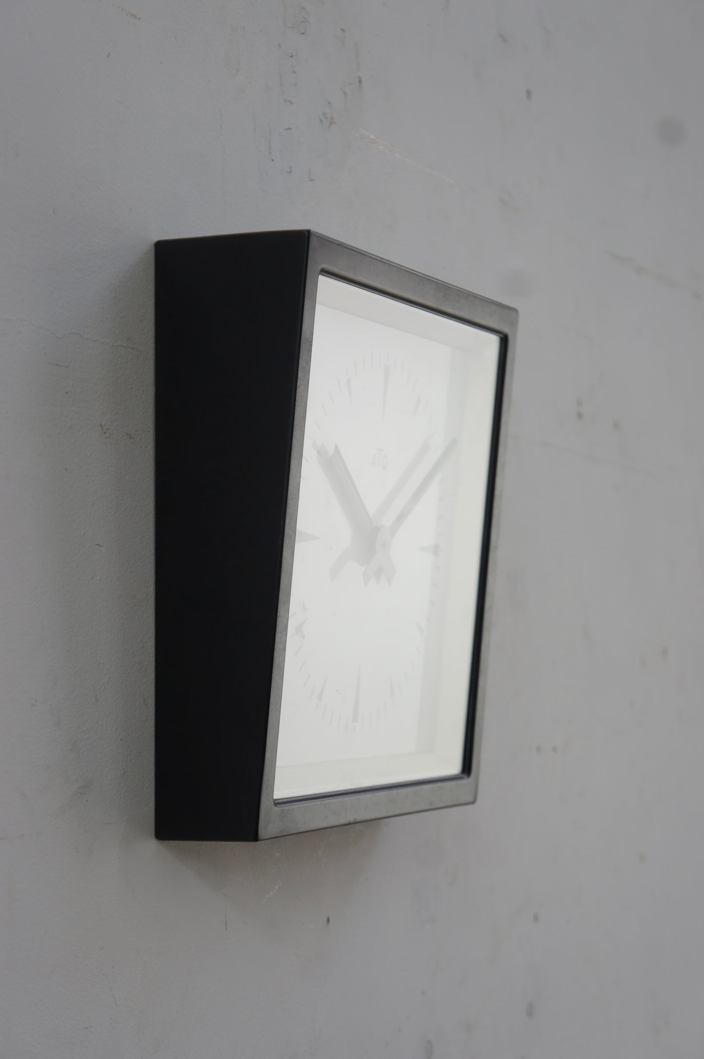 ATO Wall Clock / carré noir