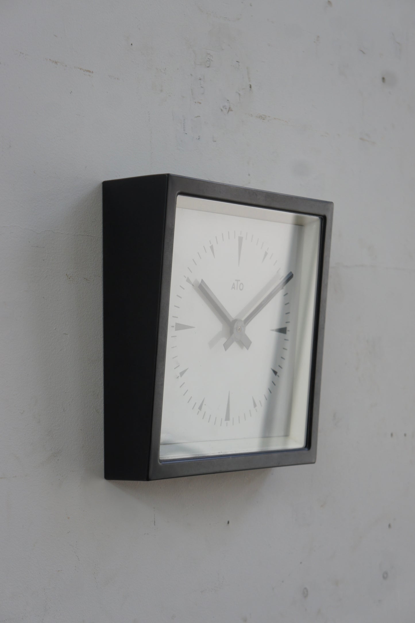 ATO Wall Clock / carré noir