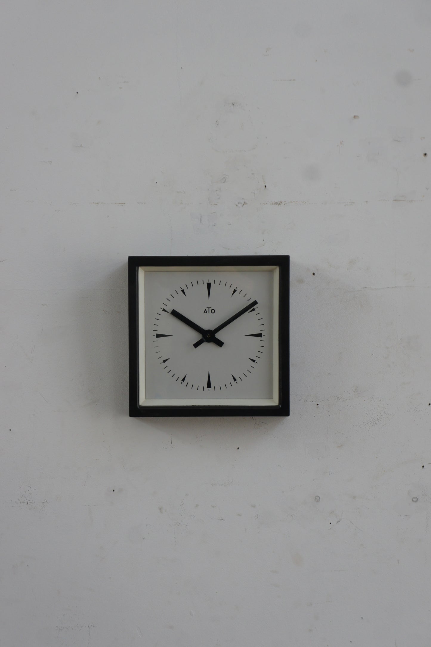 ATO Wall Clock / carré noir