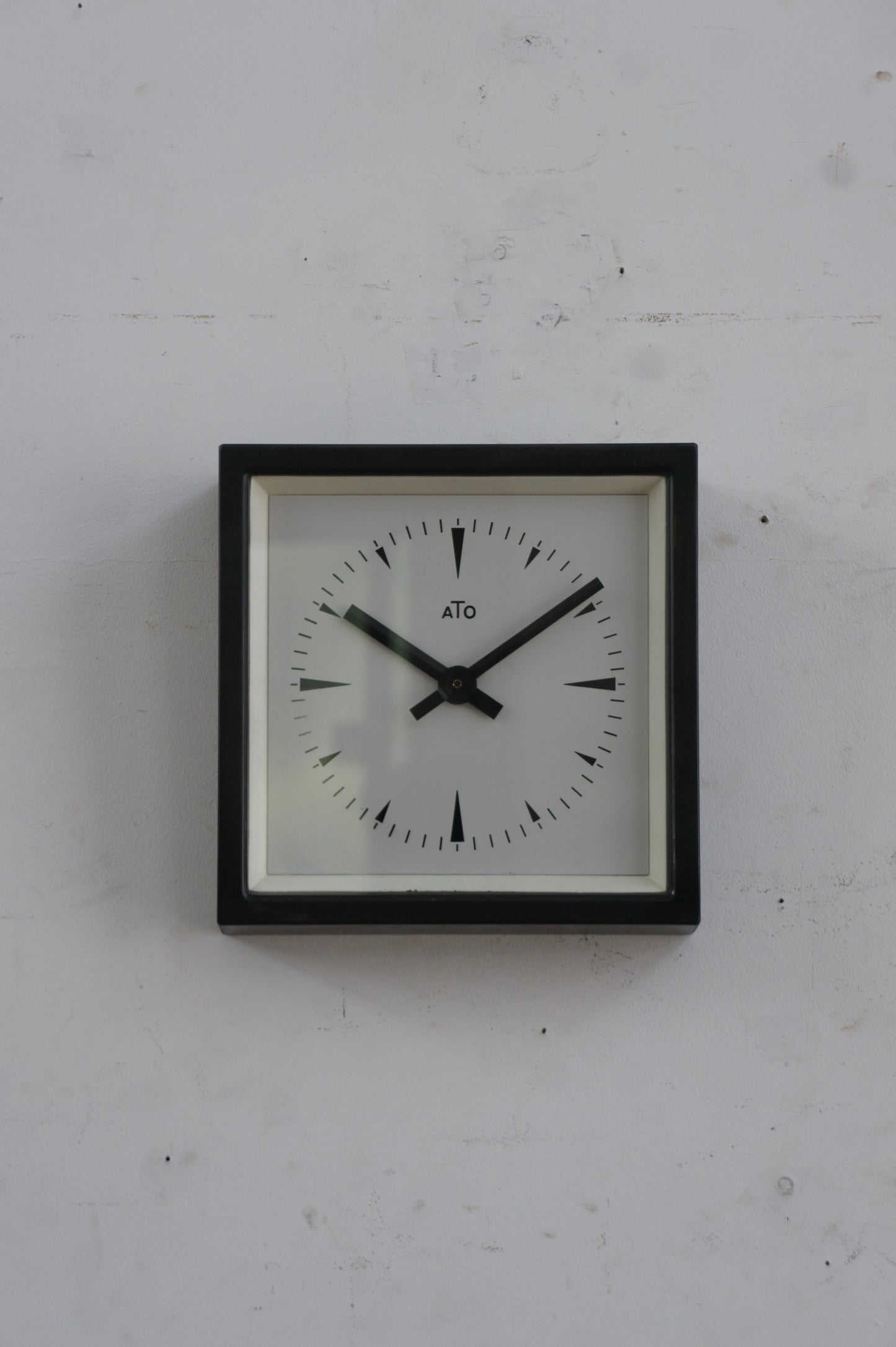 ATO Wall Clock / carré noir