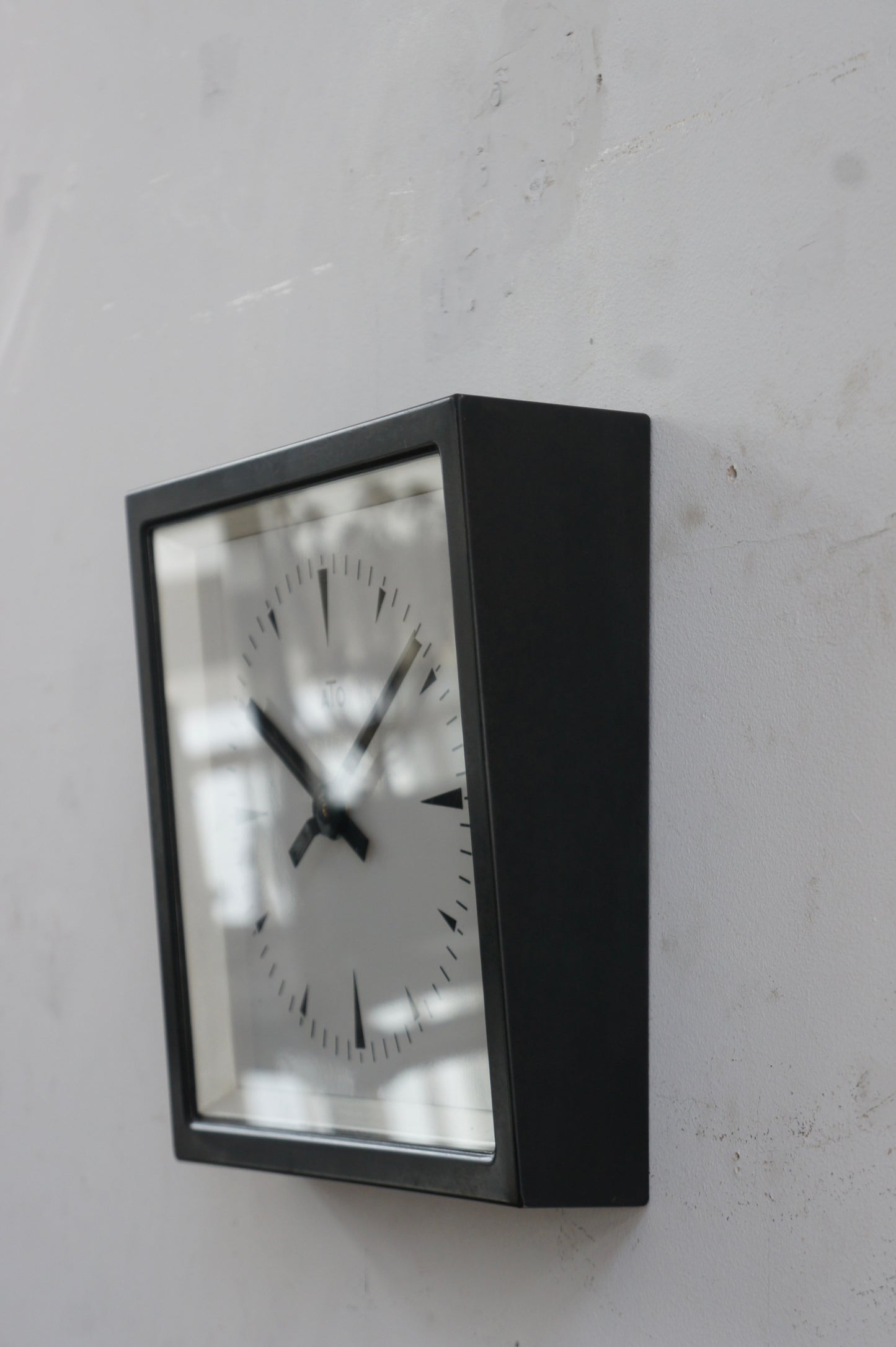 ATO Wall Clock / carré noir