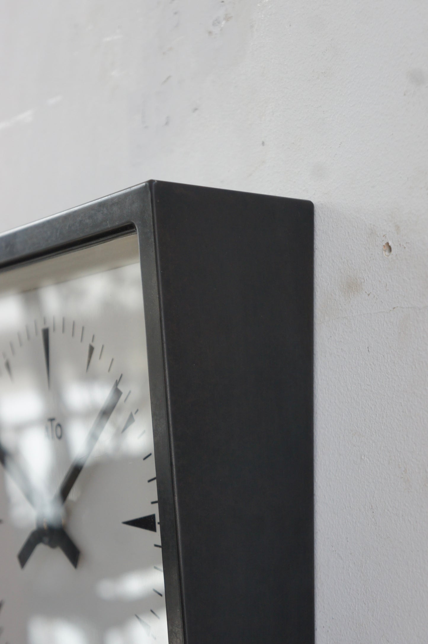 ATO Wall Clock / carré noir