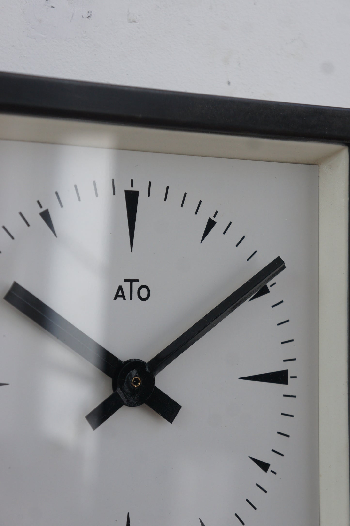 ATO Wall Clock / carré noir