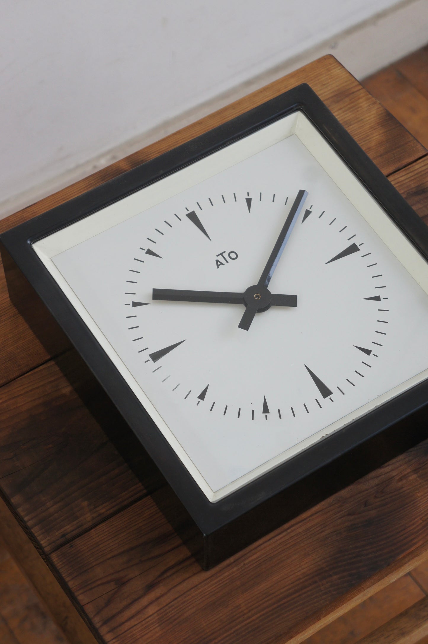 ATO Wall Clock / carré noir