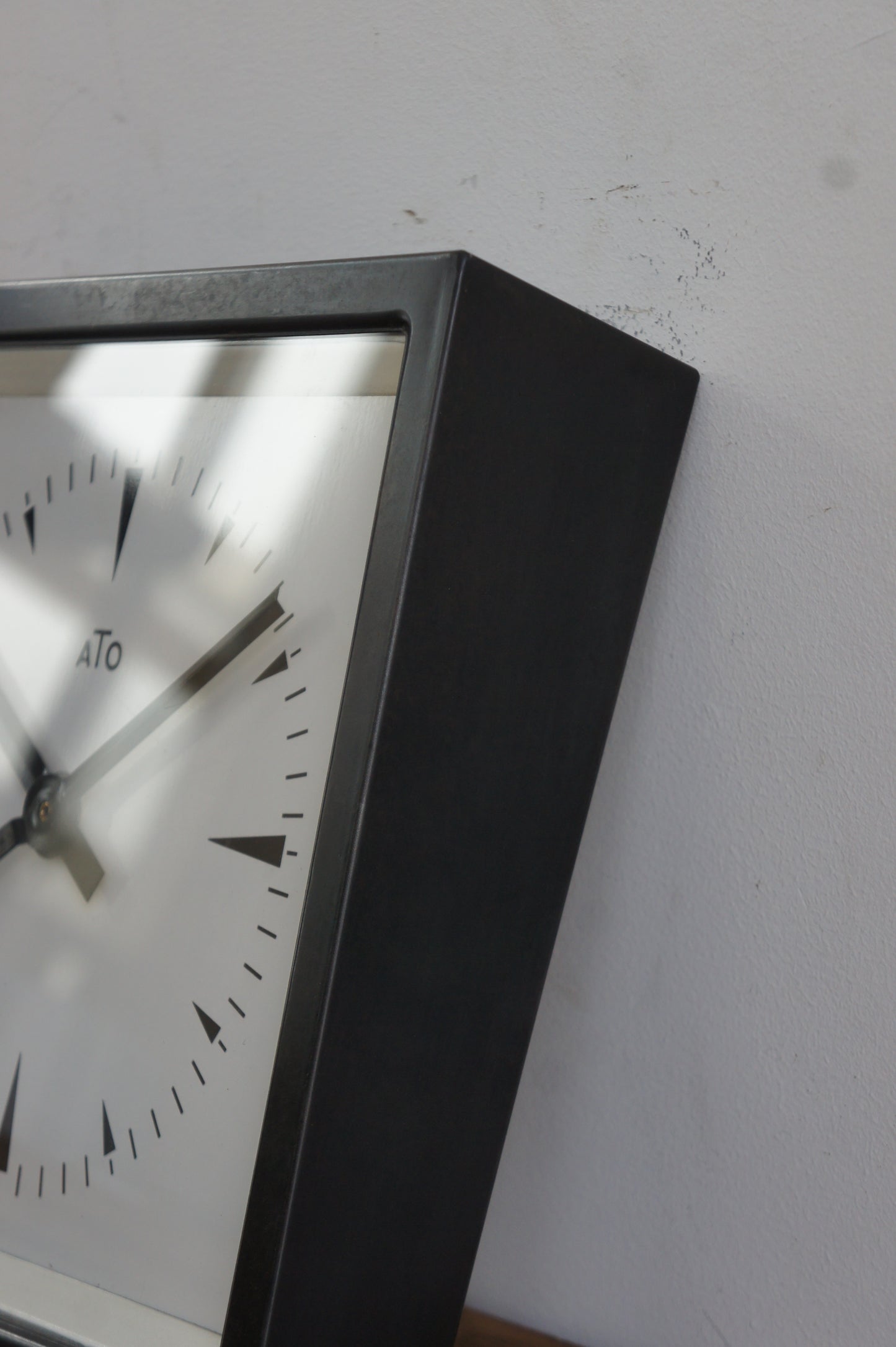 ATO Wall Clock / carré noir