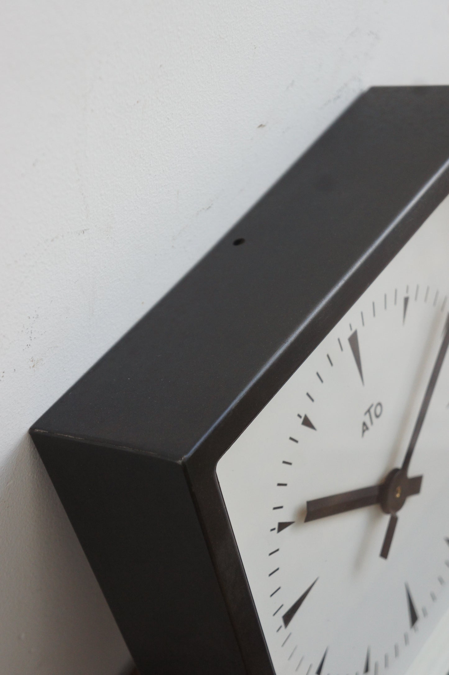 ATO Wall Clock / carré noir