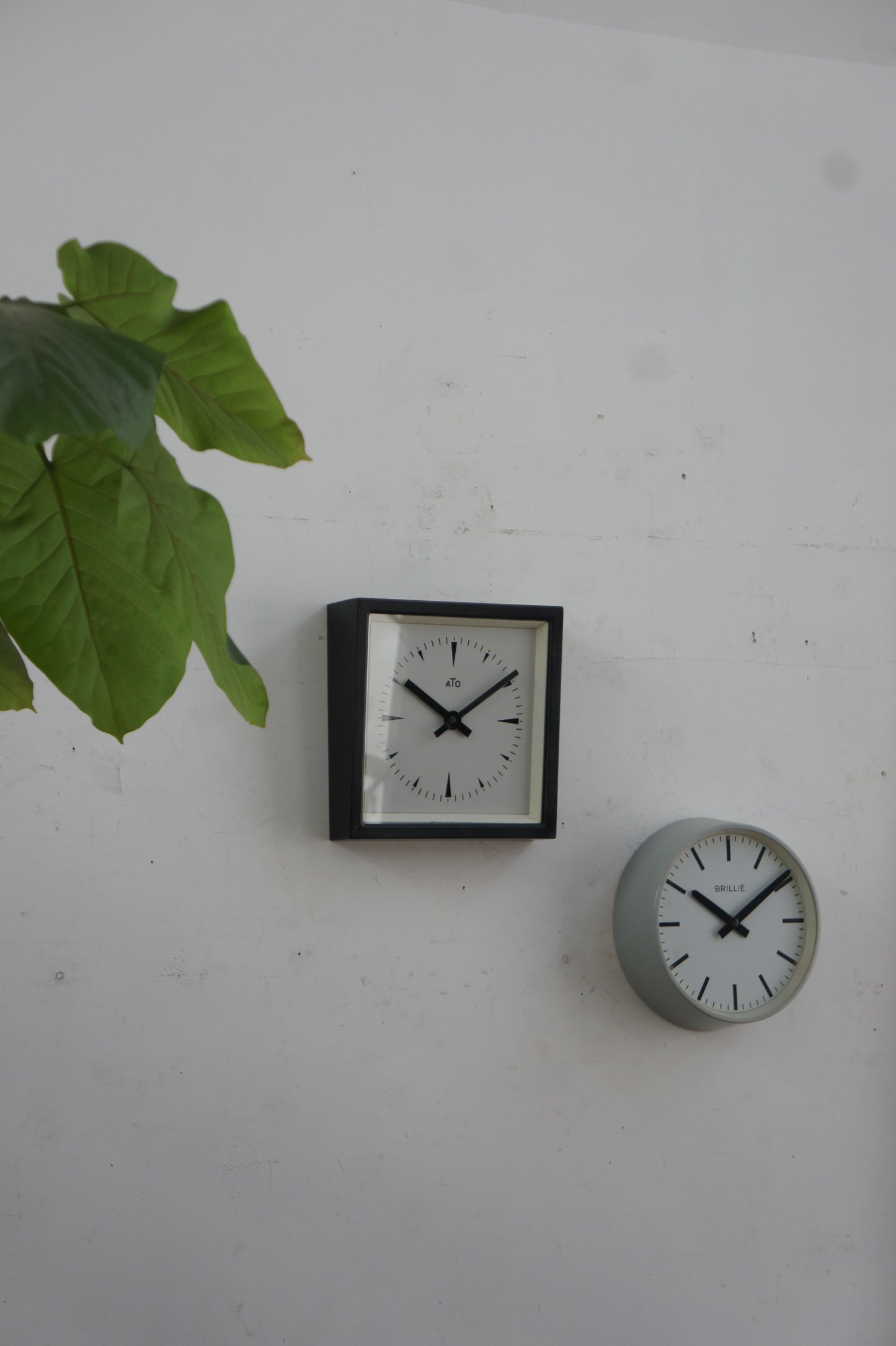 BRILLIÉ Wall Clock / gris clair