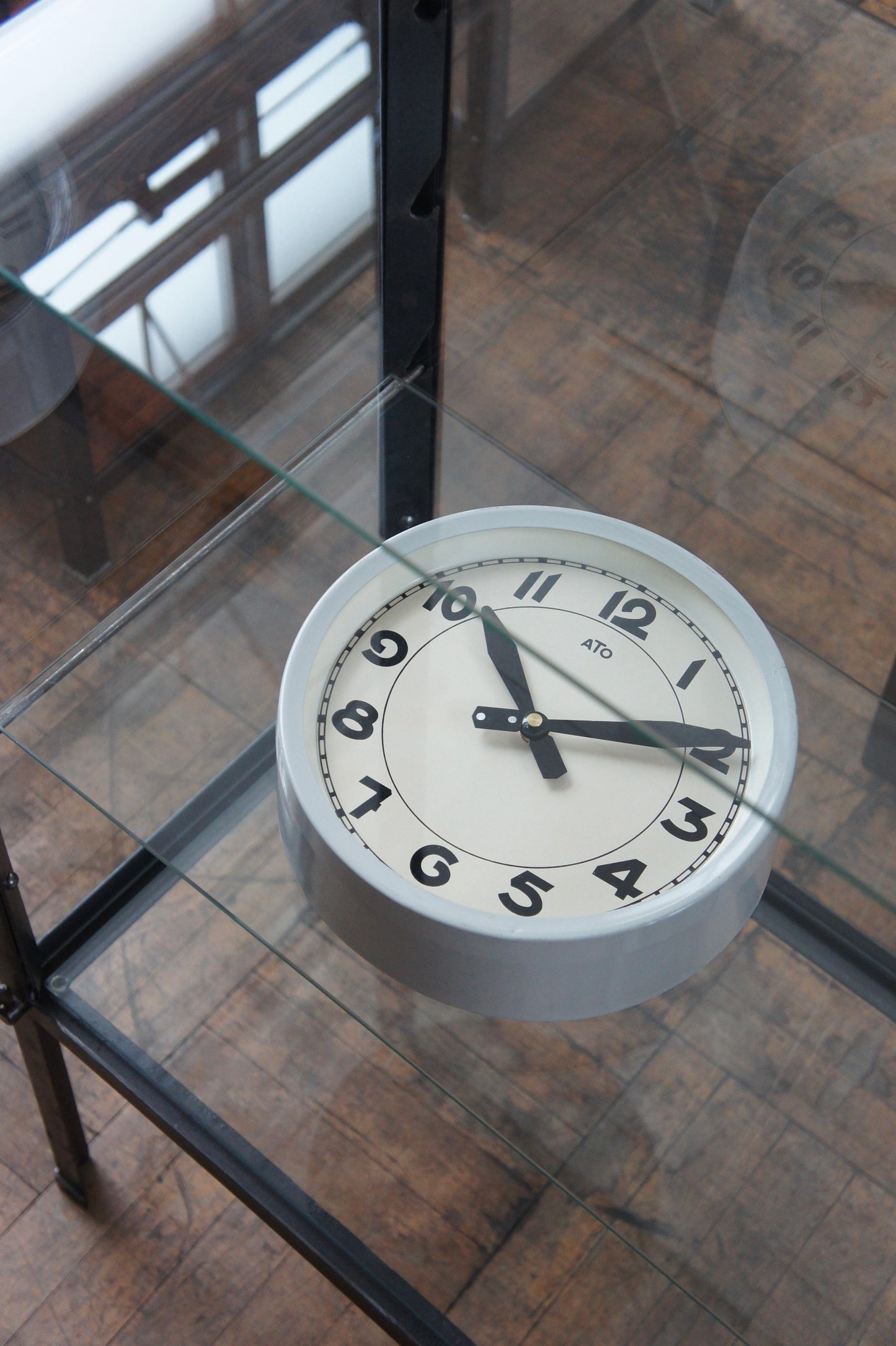 ATO Wall Clock / gris clair