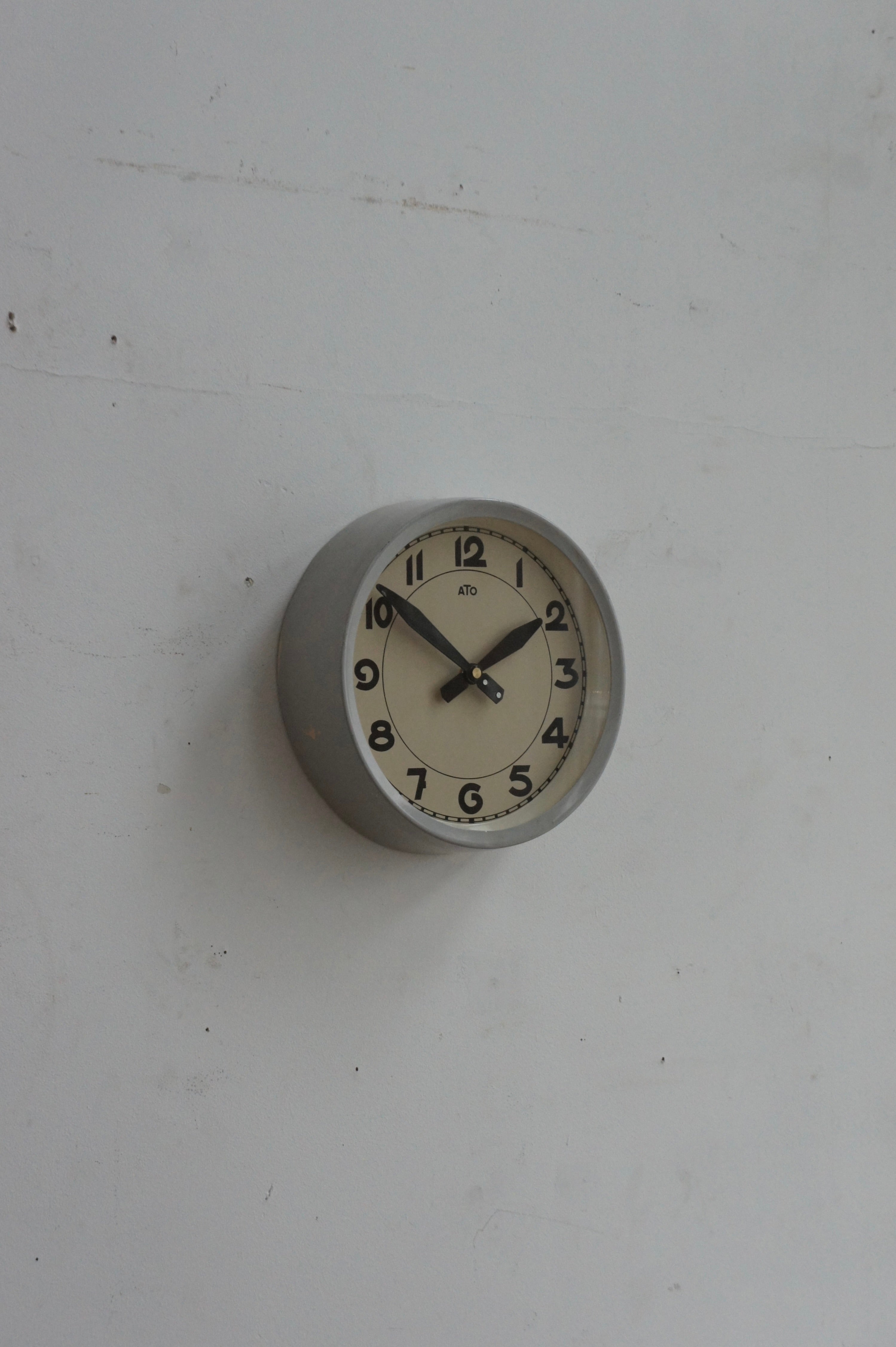ATO Wall Clock / gris clair – fertravail