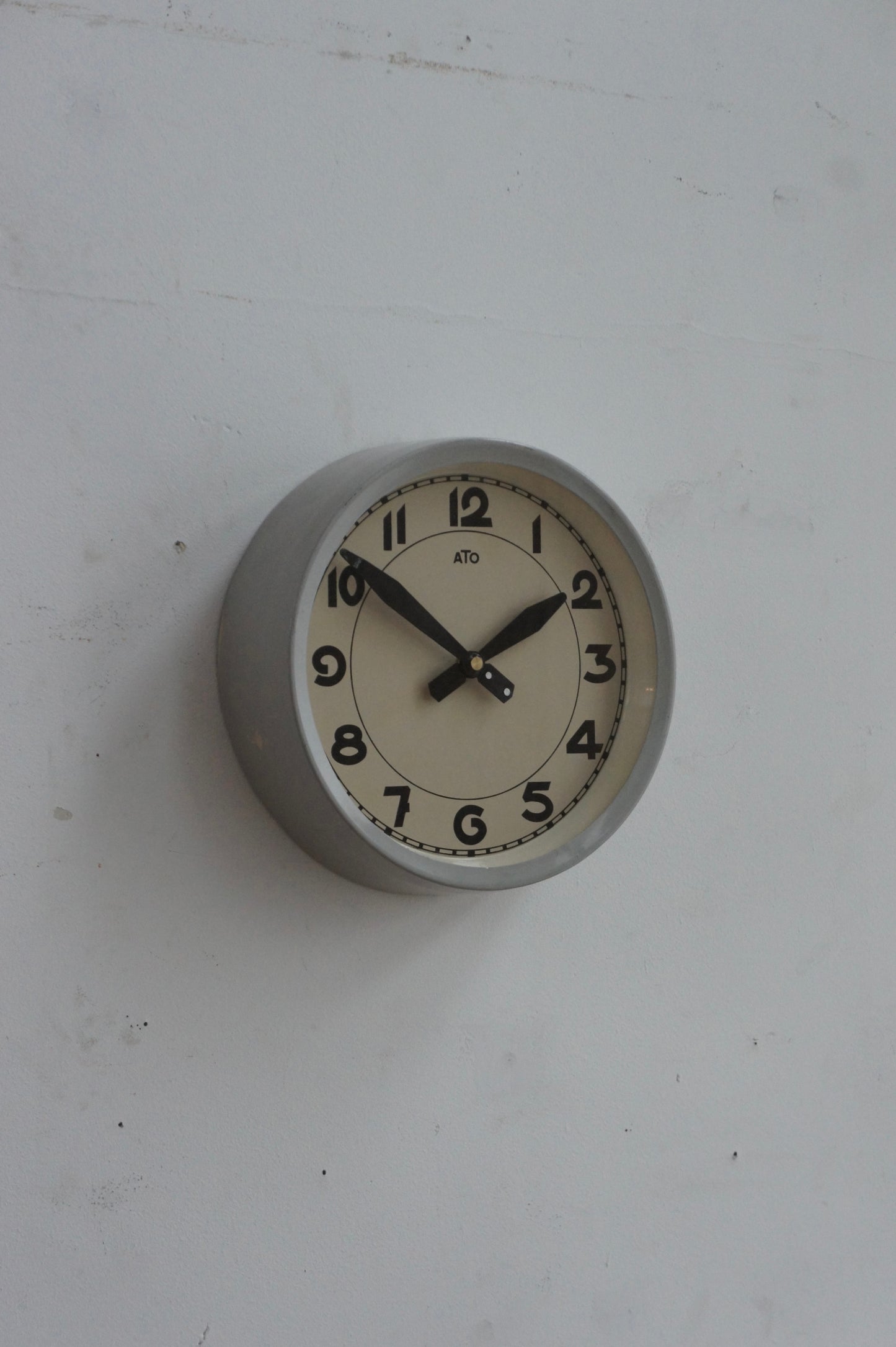 ATO Wall Clock / gris clair