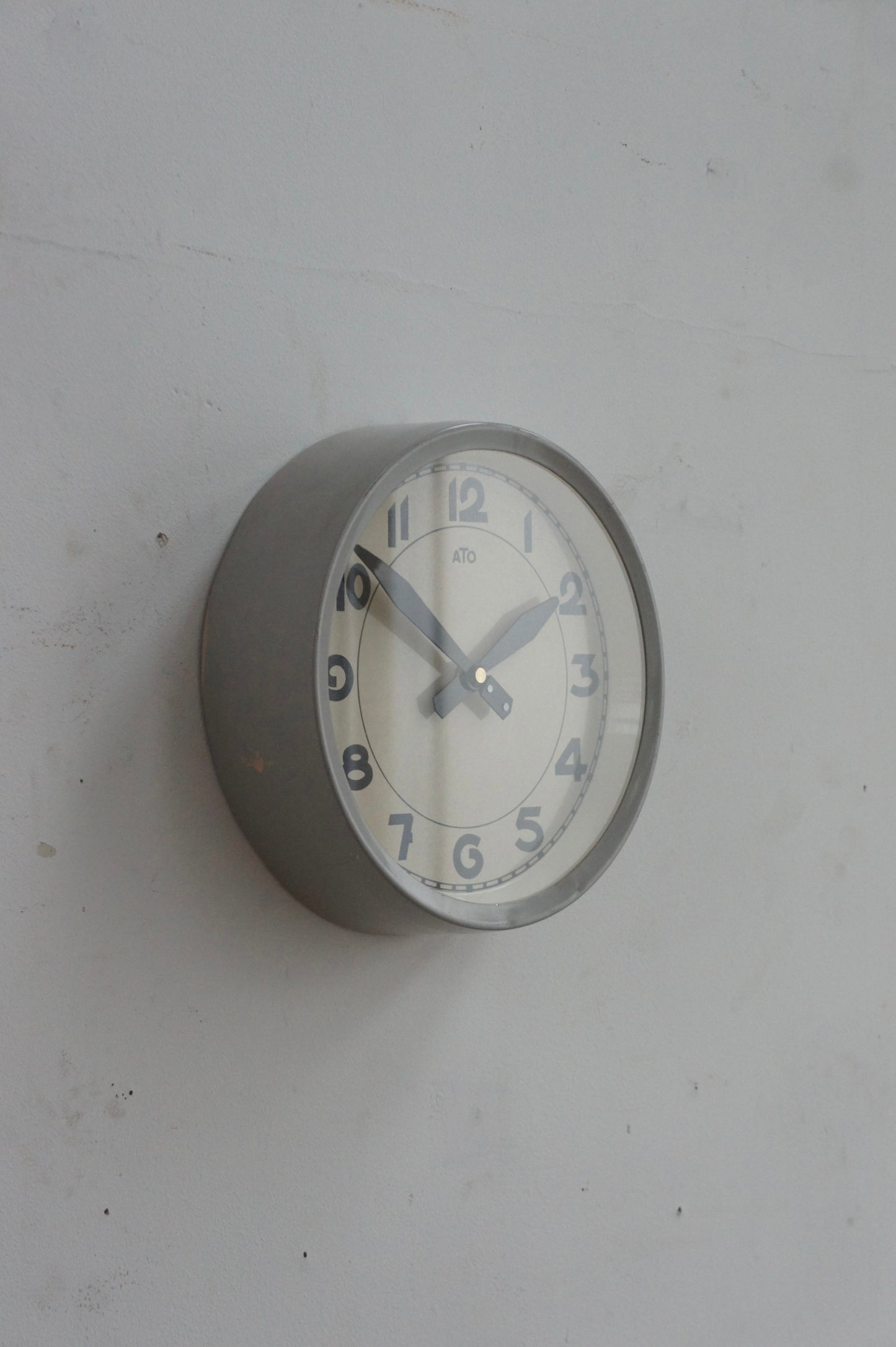 ATO Wall Clock / gris clair