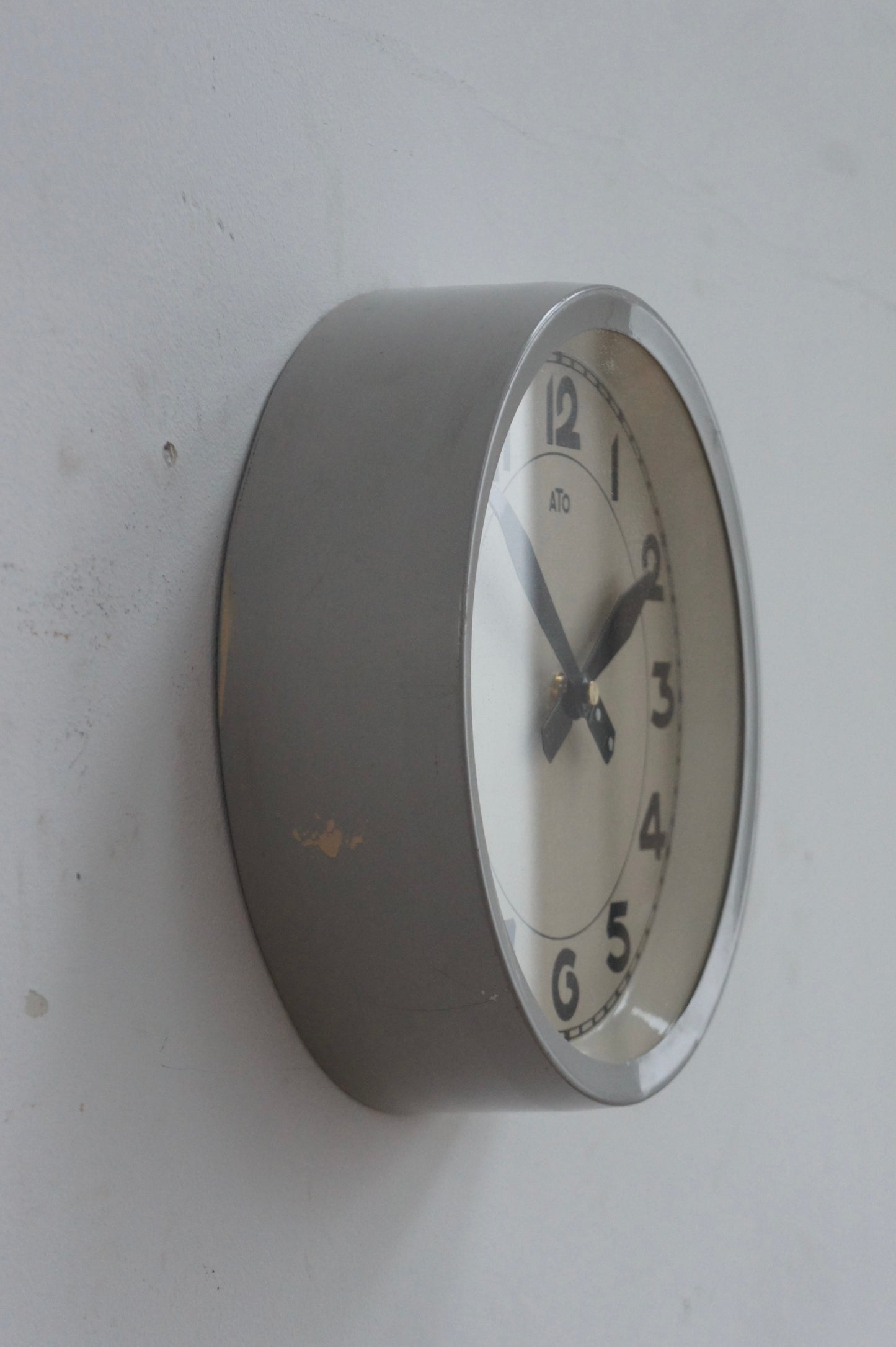 ATO Wall Clock / gris clair