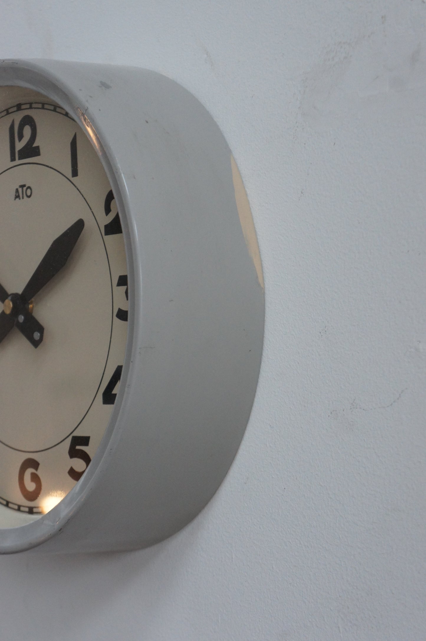 ATO Wall Clock / gris clair