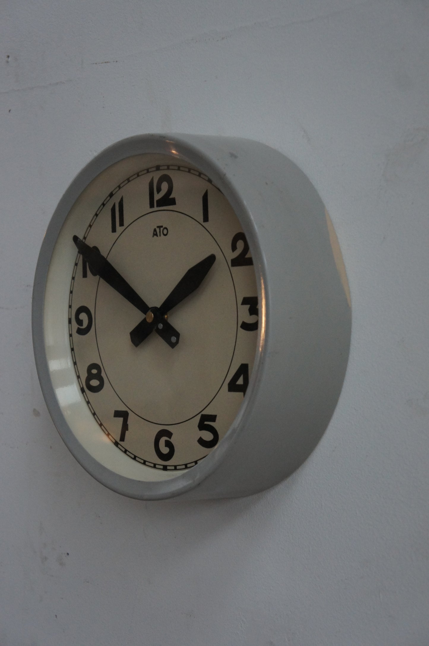 ATO Wall Clock / gris clair