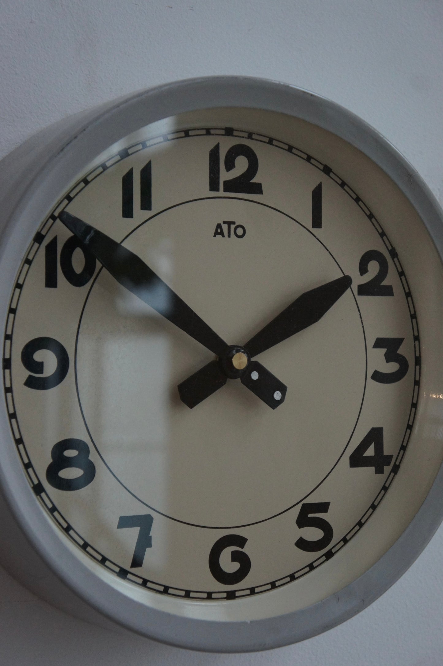 ATO Wall Clock / gris clair