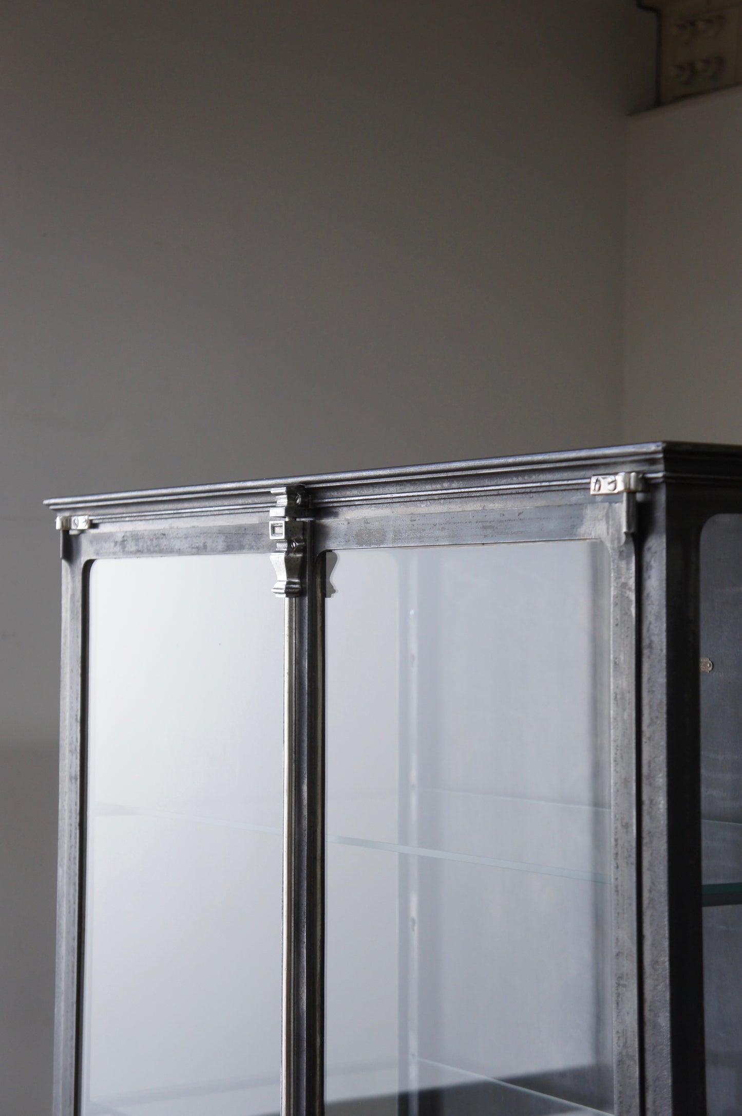 DUFFAUD Medical glass cabinet