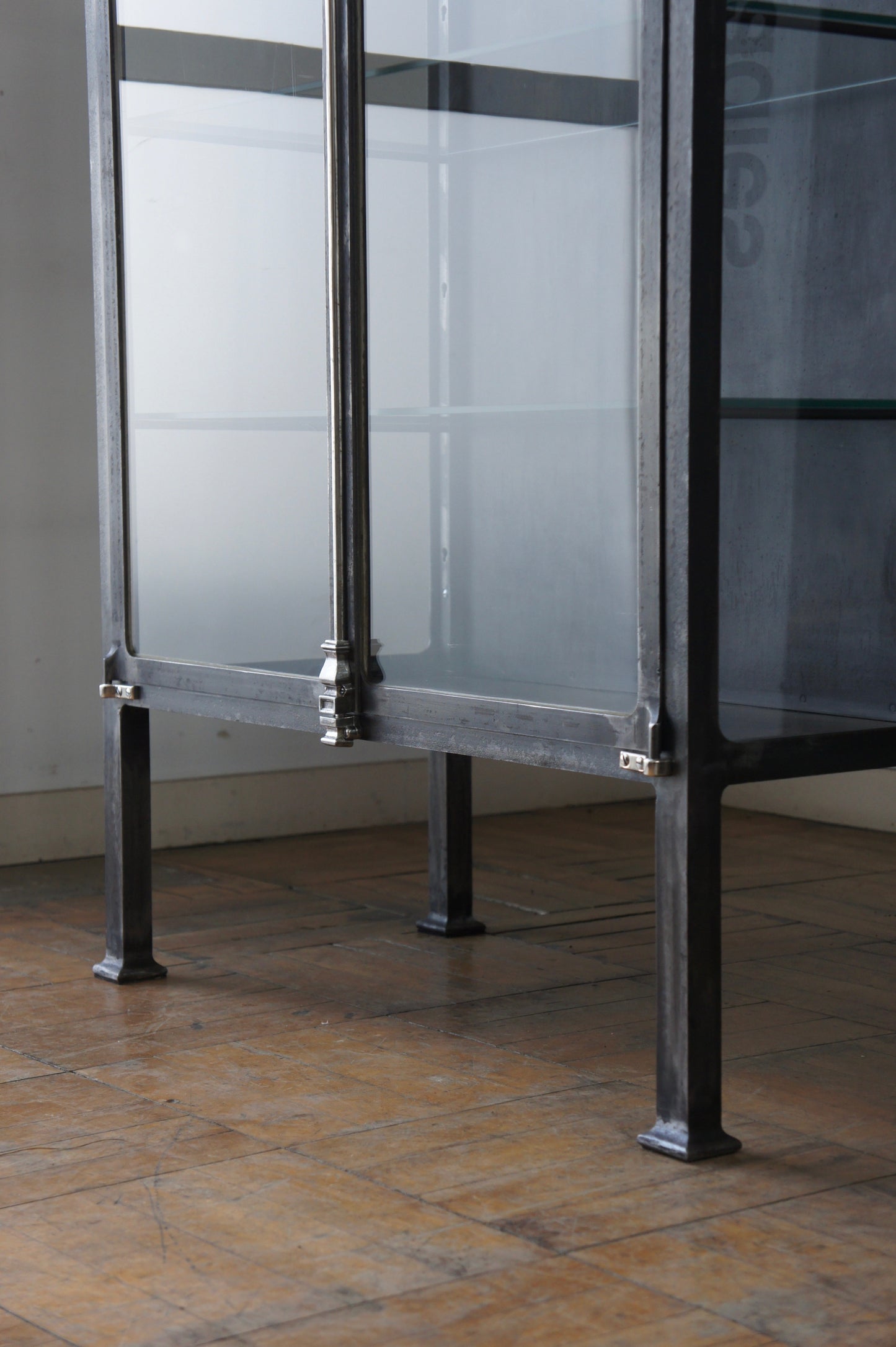 DUFFAUD Medical glass cabinet