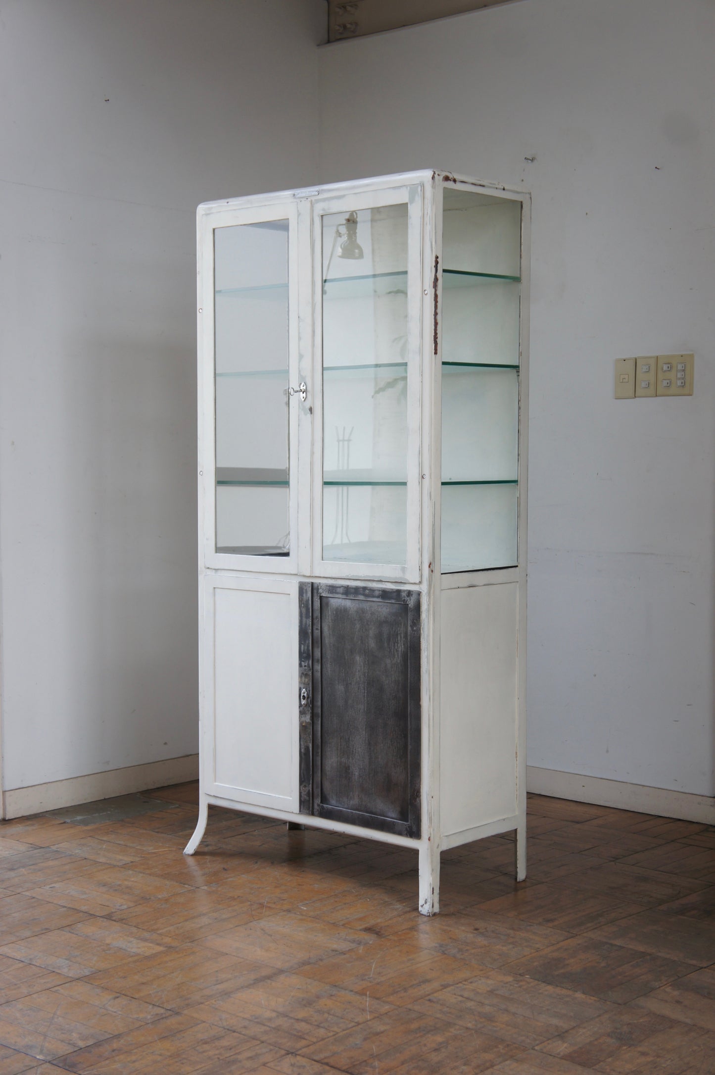 Medical glass cabinet 80 / WT