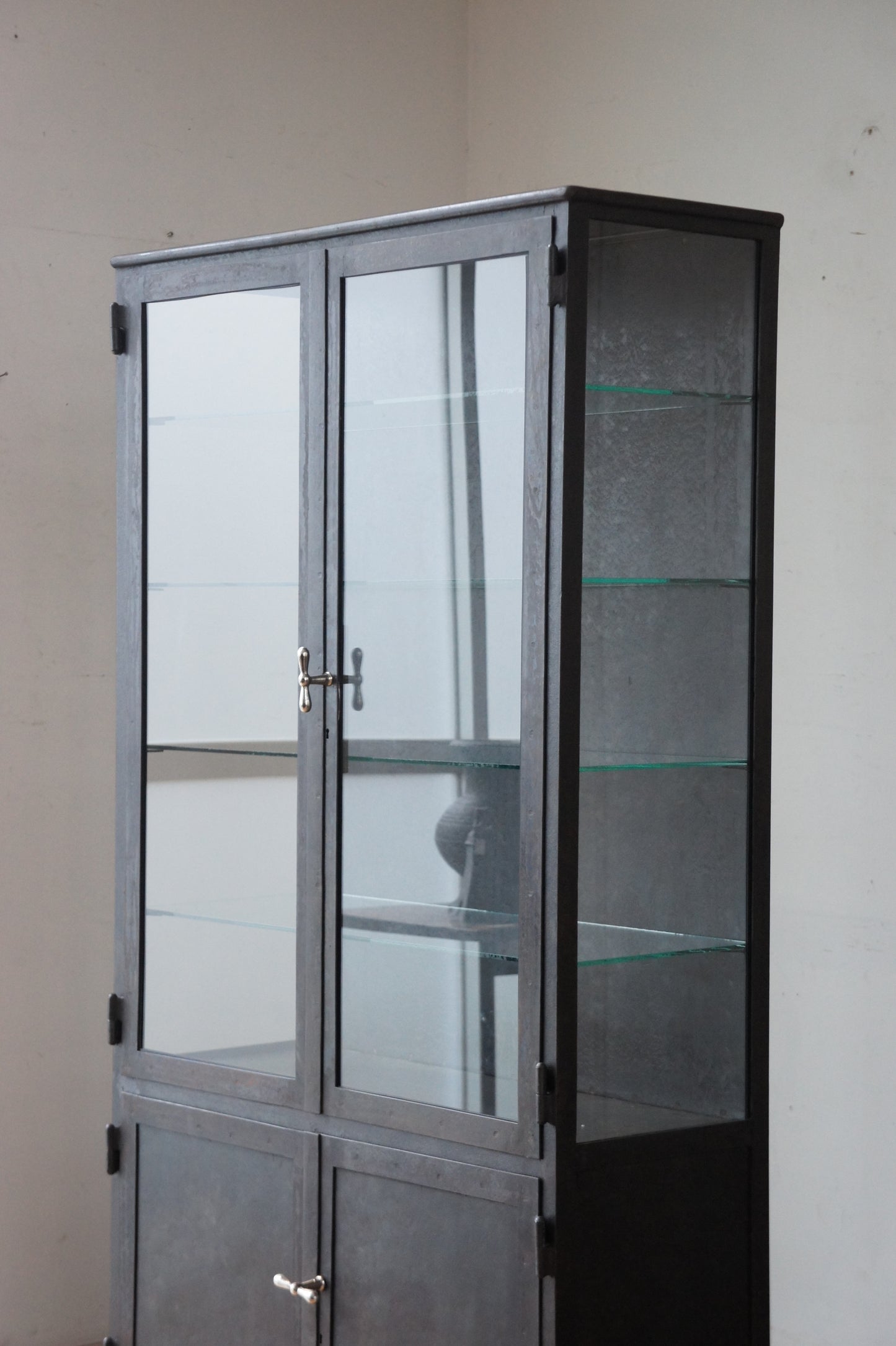 STREISGUTH Metal glass cabinet 85