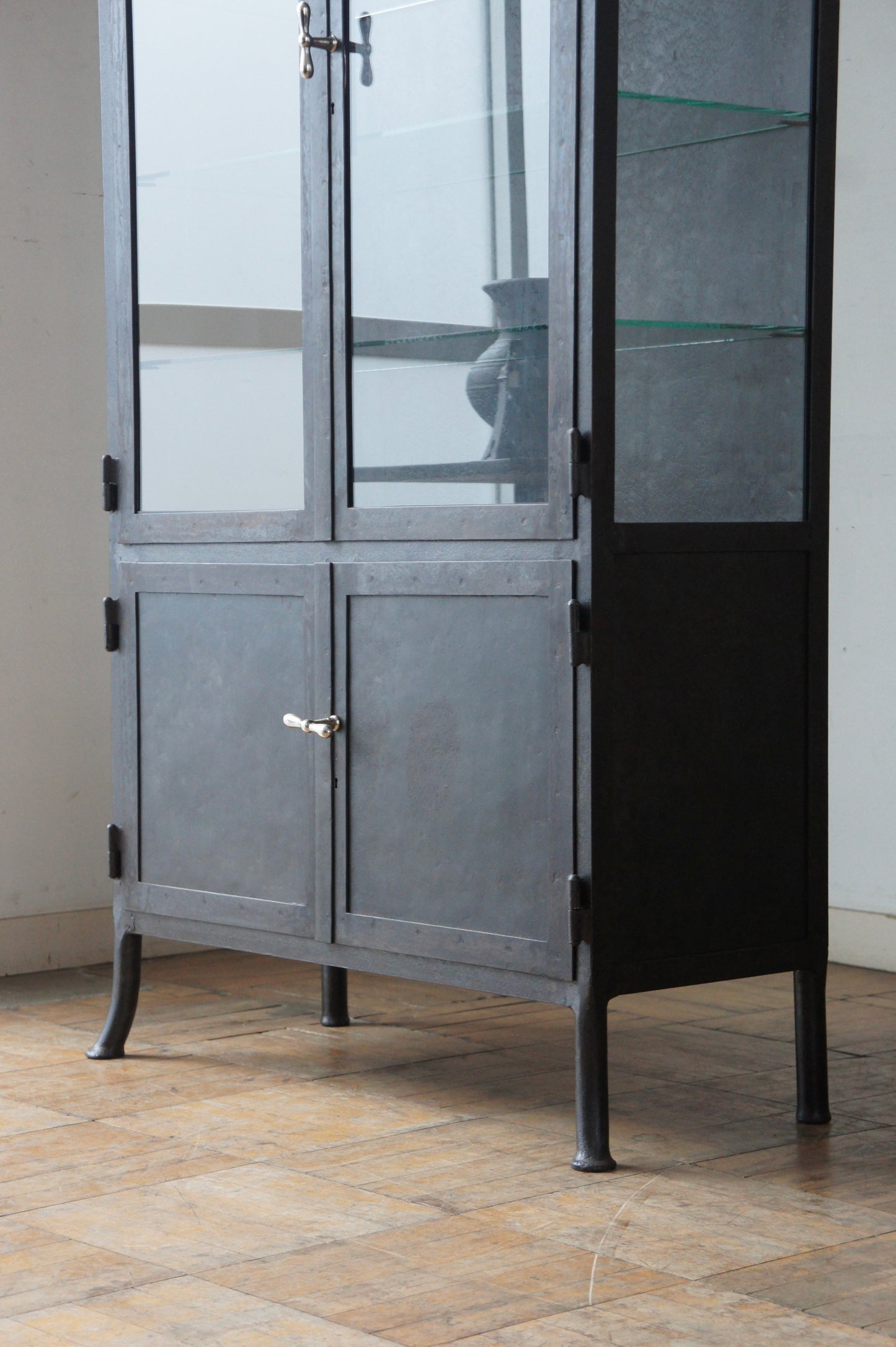 STREISGUTH Metal glass cabinet 85