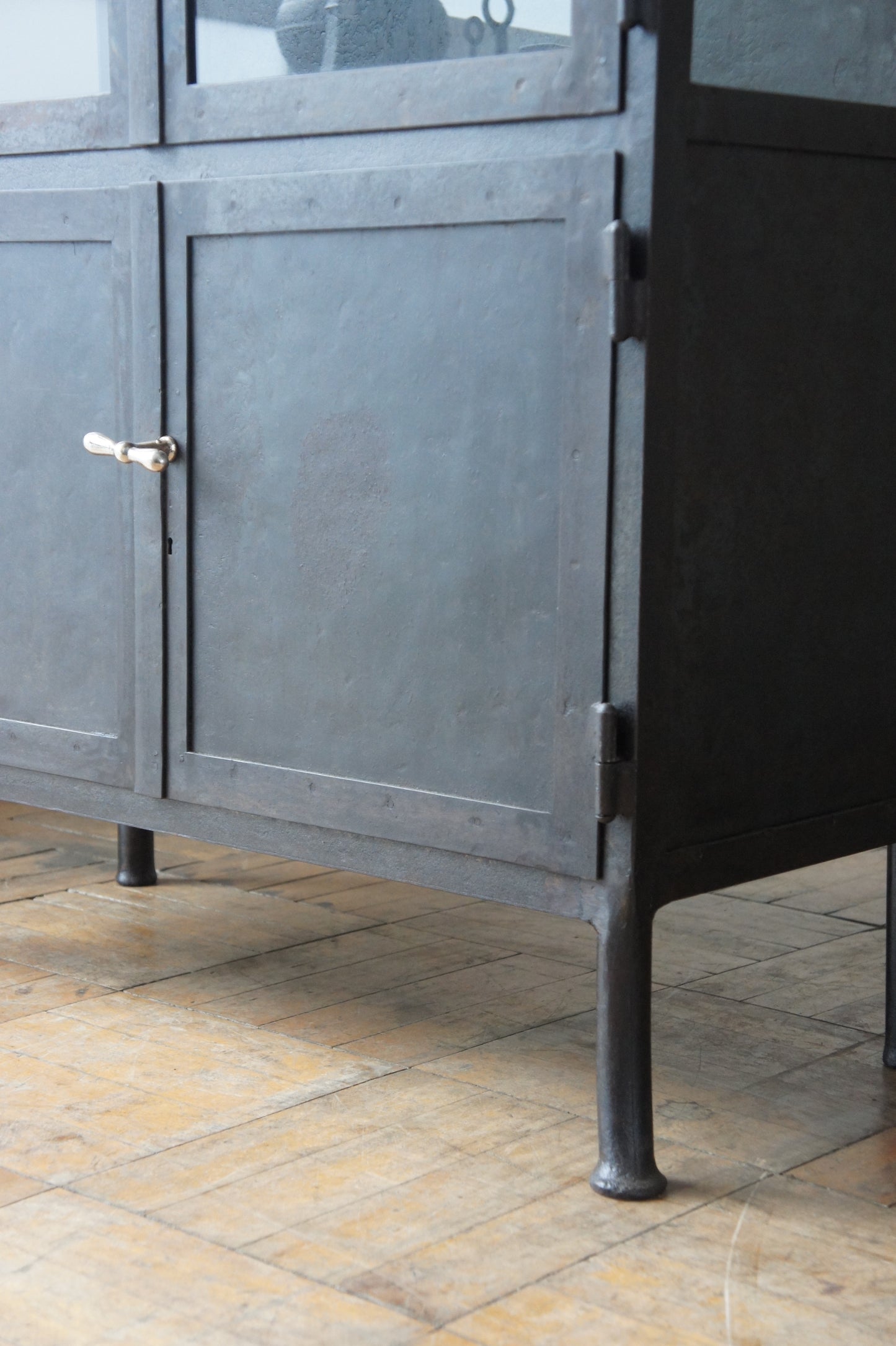 STREISGUTH Metal glass cabinet 85