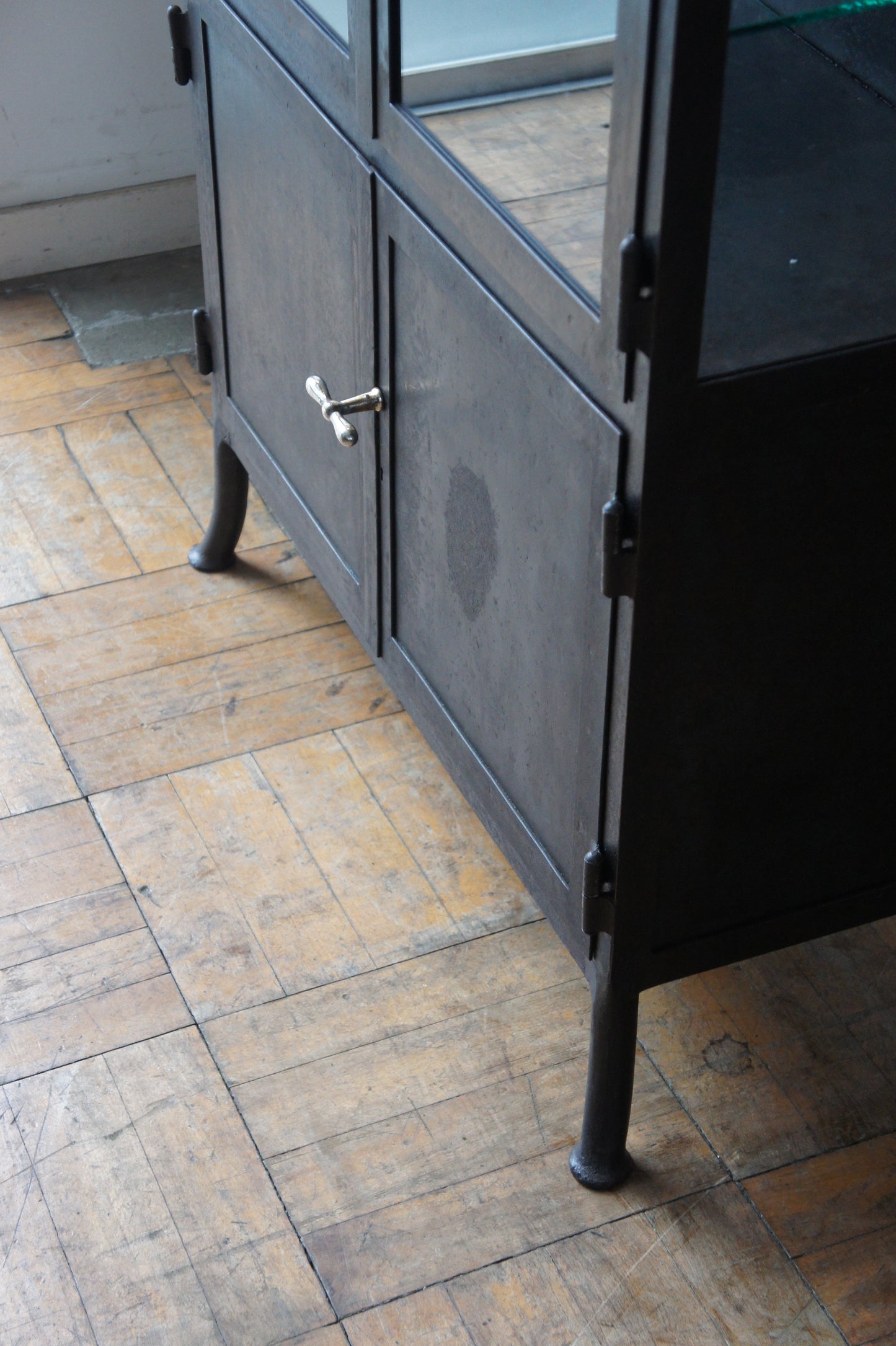 STREISGUTH Metal glass cabinet 85