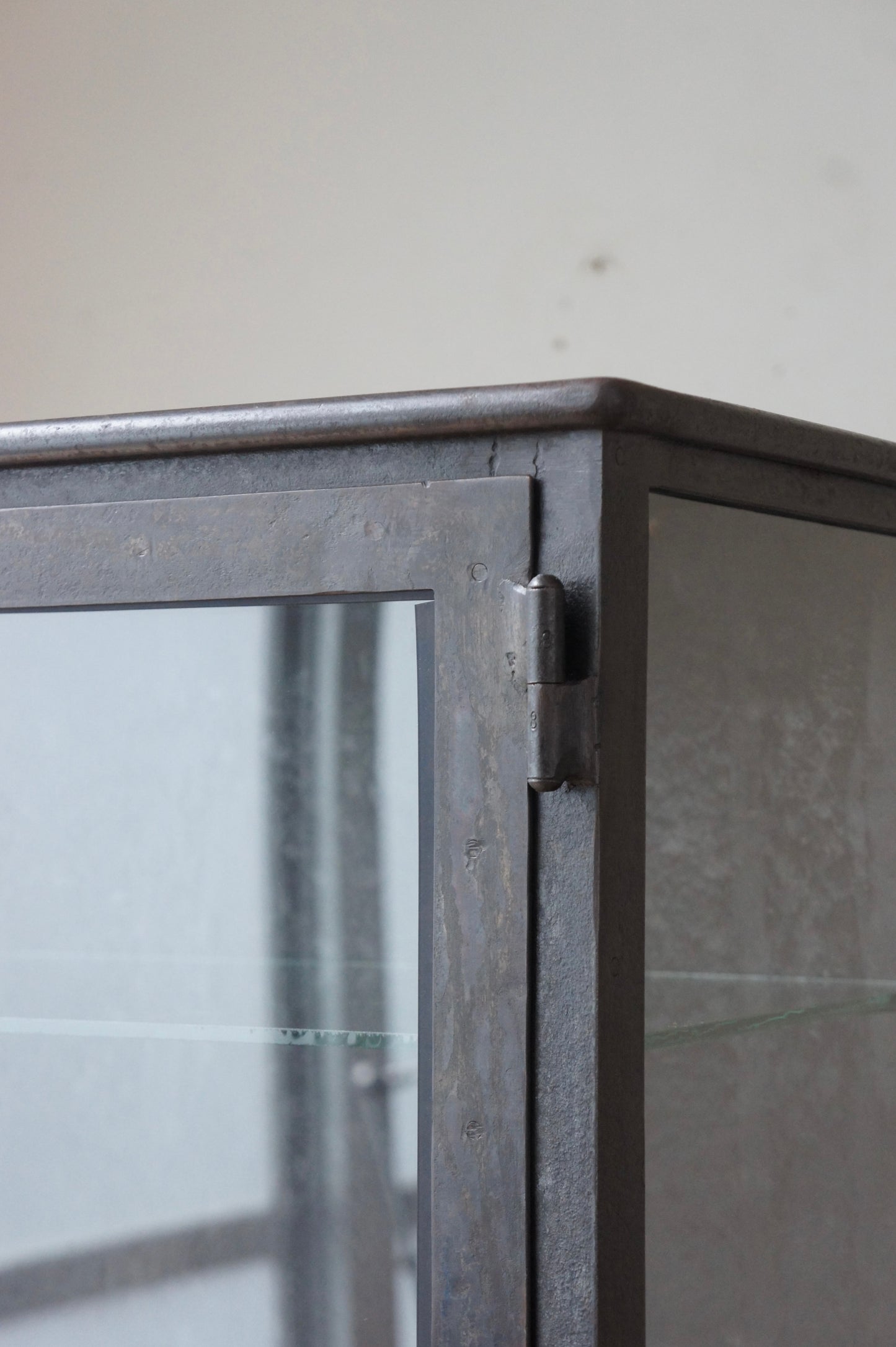 STREISGUTH Metal glass cabinet 85