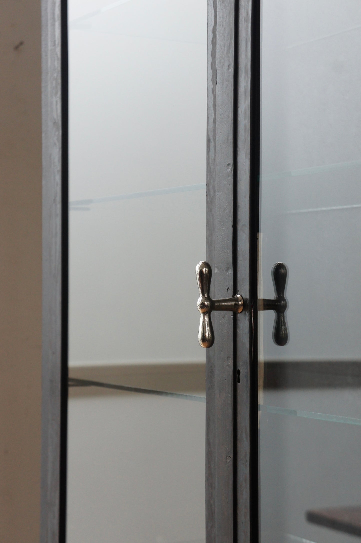 STREISGUTH Metal glass cabinet 85