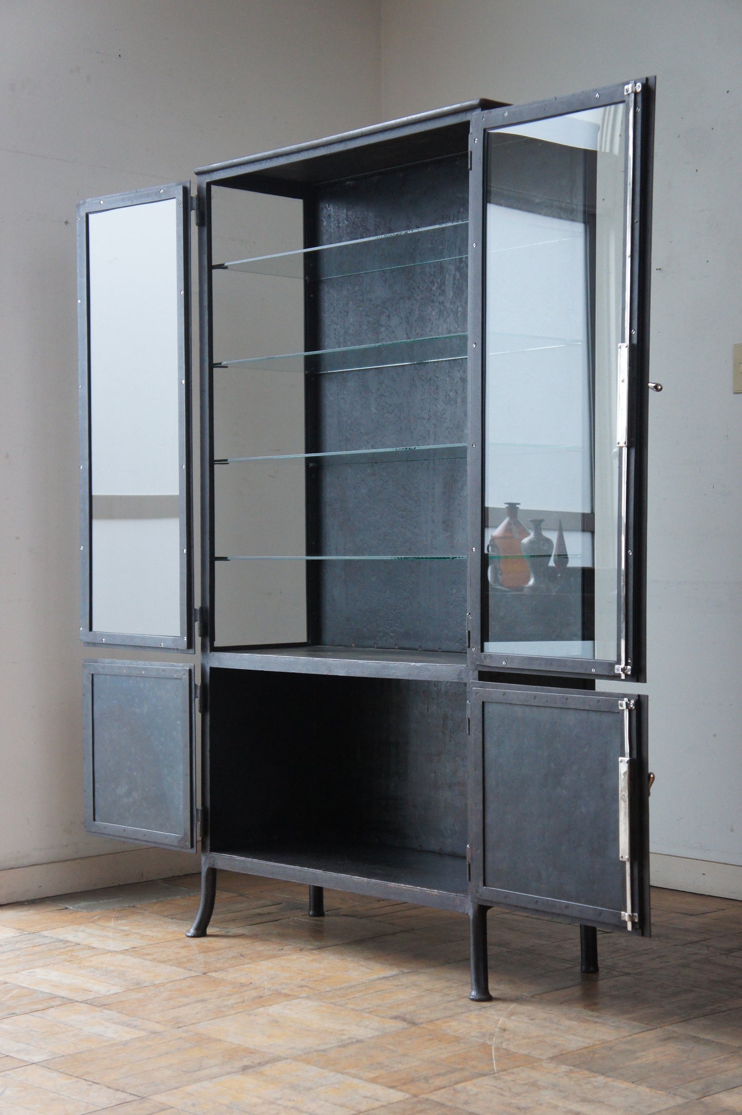 STREISGUTH Metal glass cabinet 85