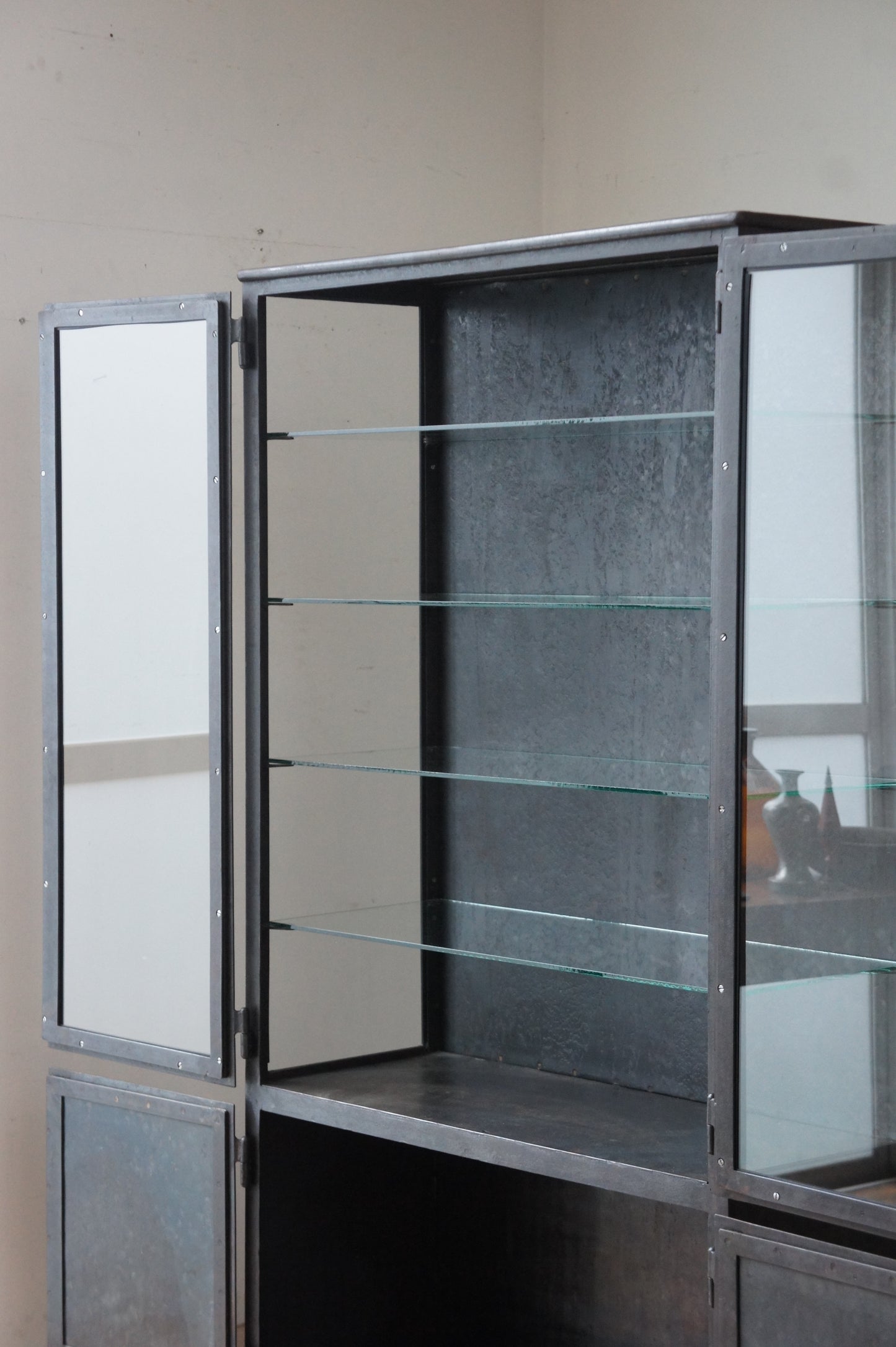 STREISGUTH Metal glass cabinet 85