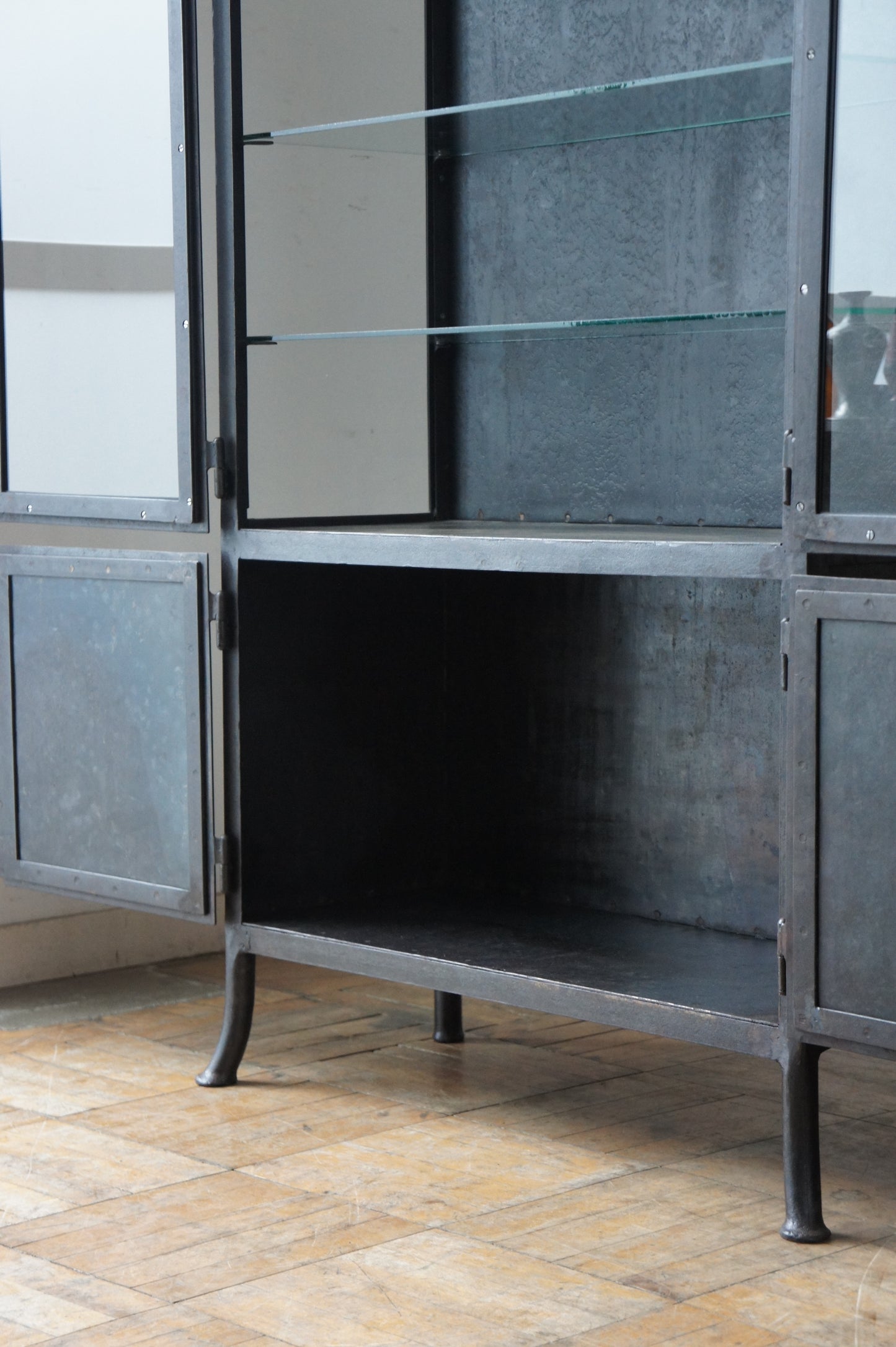 STREISGUTH Metal glass cabinet 85