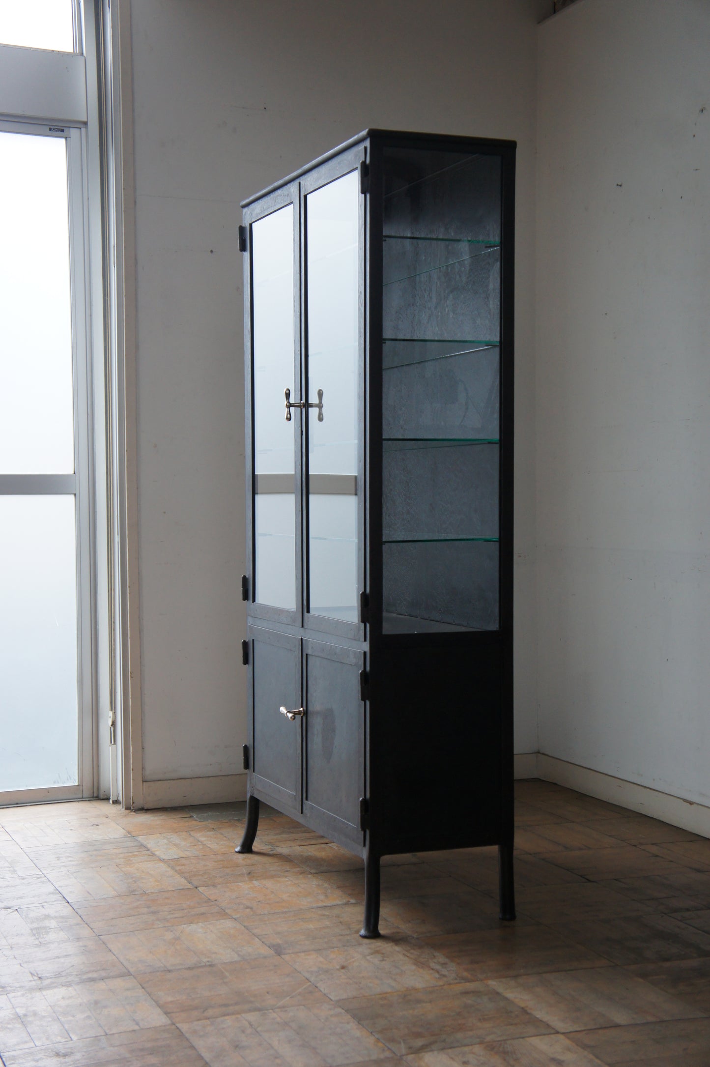 STREISGUTH Metal glass cabinet 85